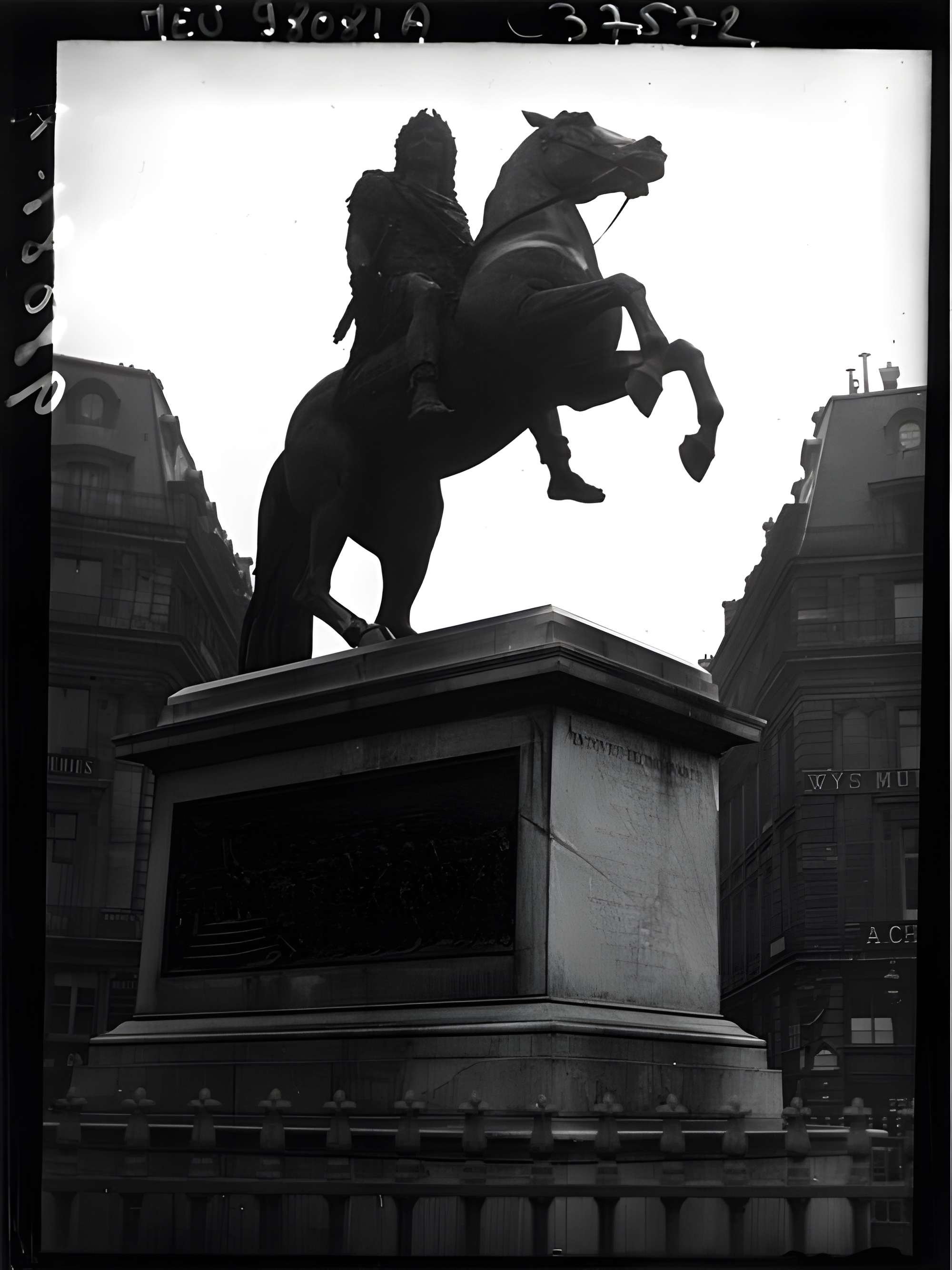 Statue équestre de Louis XIV à Paris