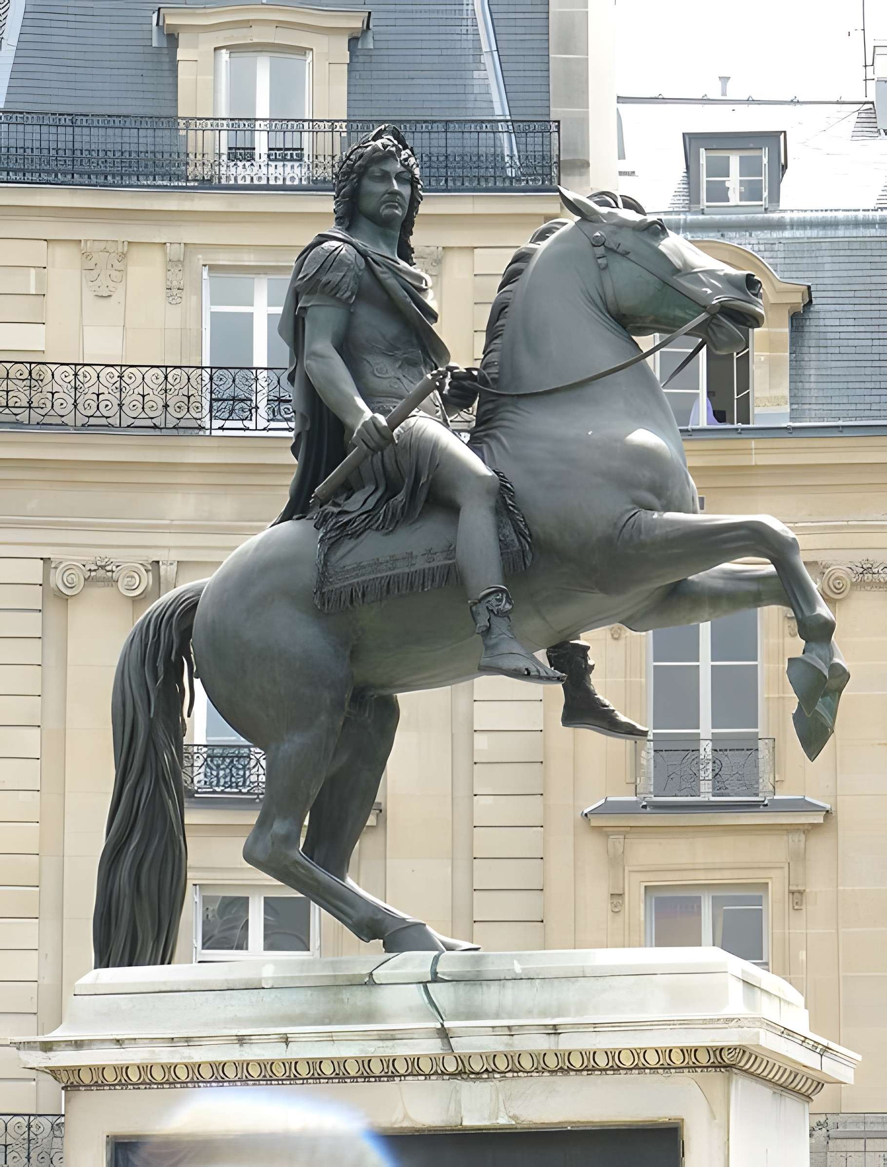 Statue équestre de Louis XIV à Paris