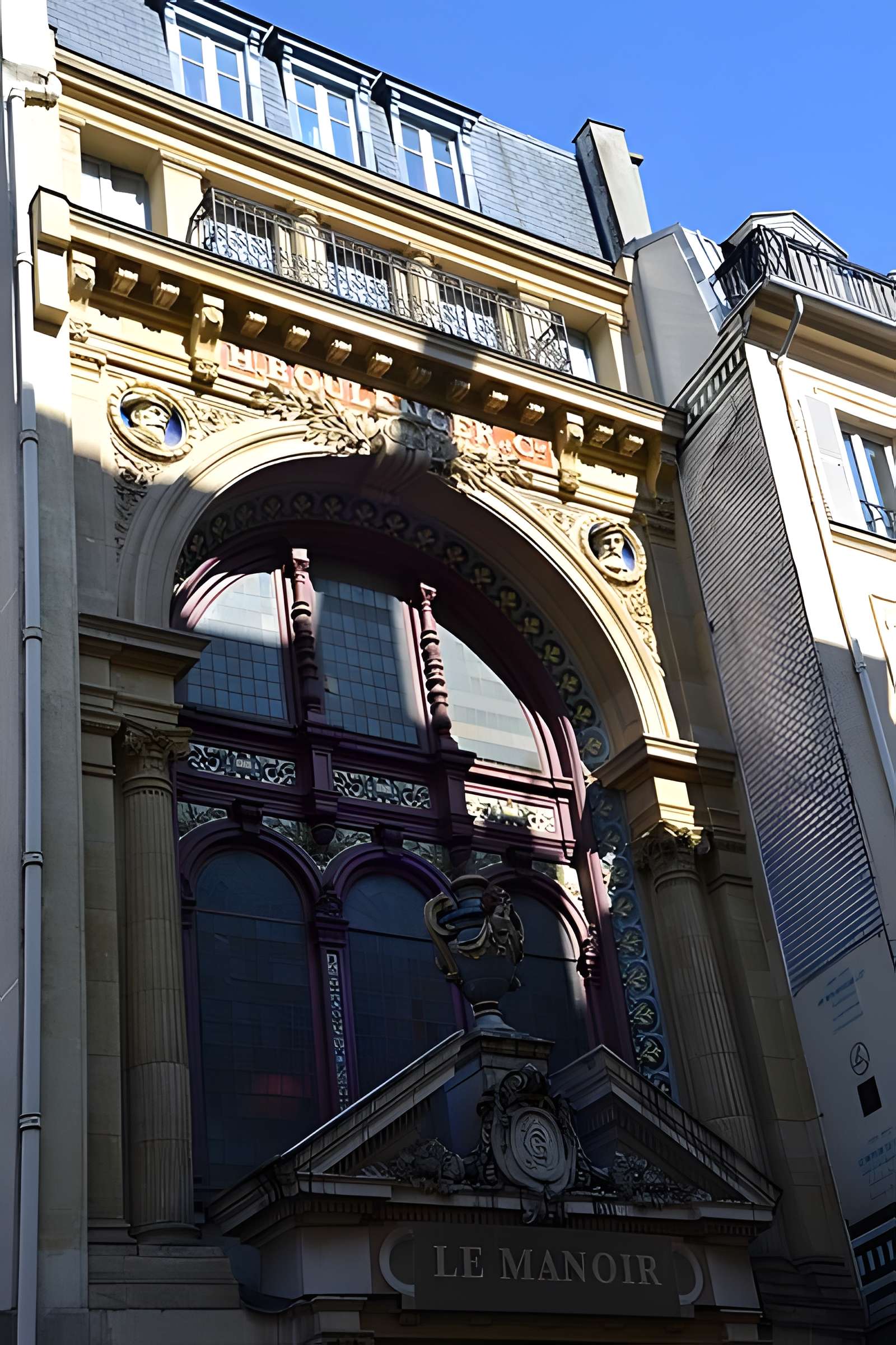 Anciens magasins de vente des faïenceries de Choisy-le-Roi - Paris 10ème