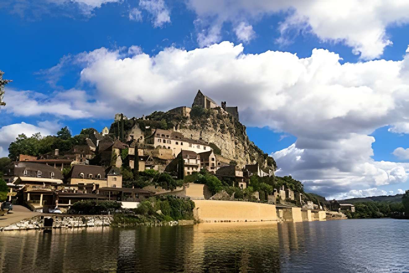 Beynac-et-Cazenac plus beau village de Dordogne 