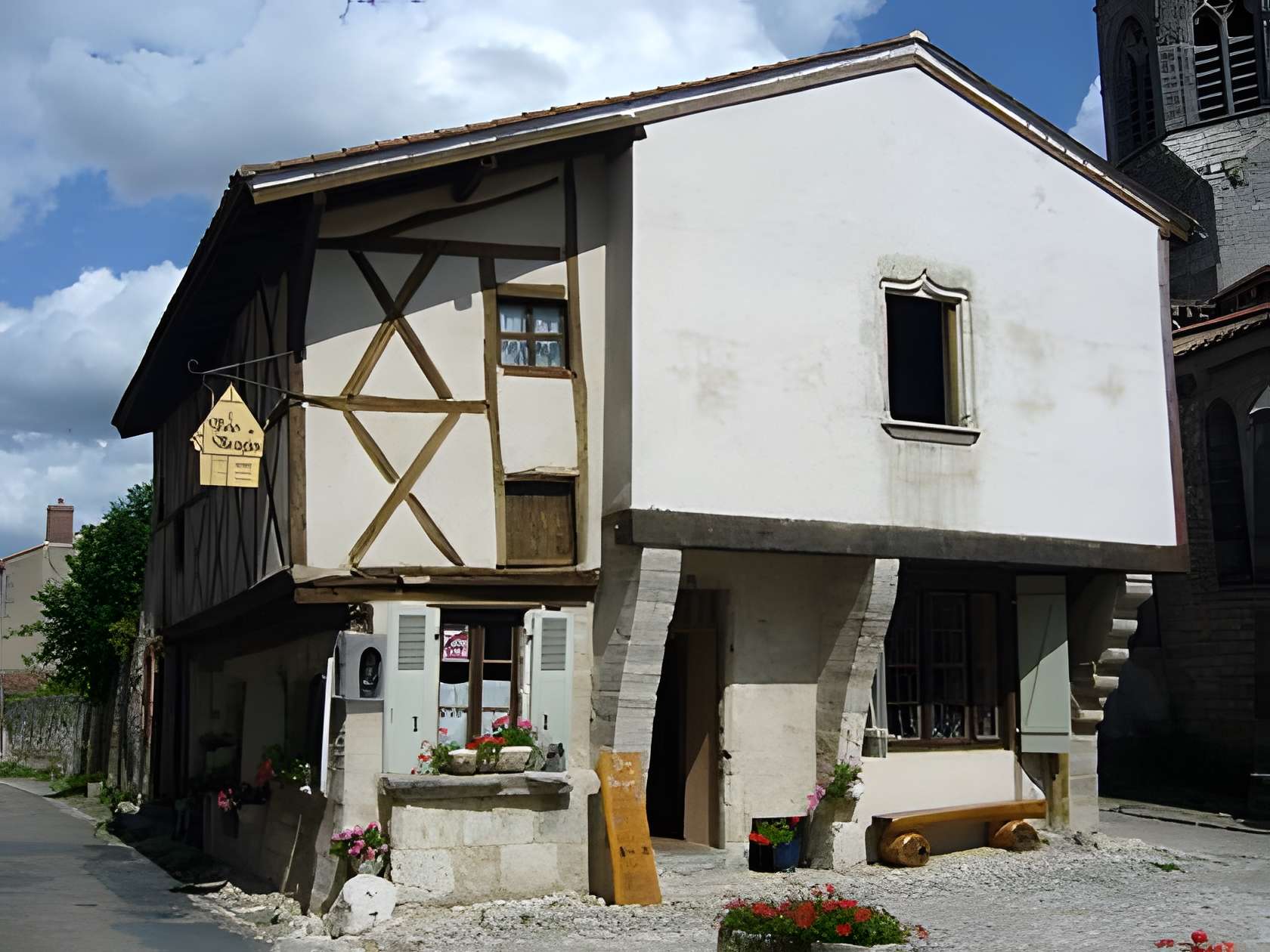 Charroux plus beau village de l'Allier 