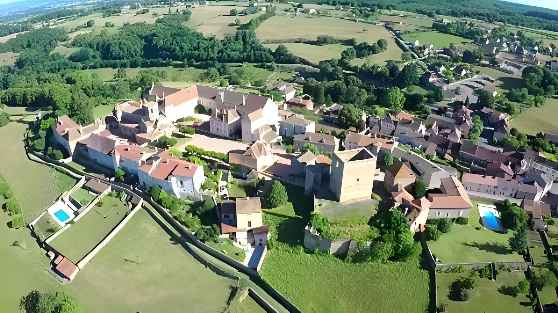 Semur-en-Brionnais plus beau village de Saône-et-Loire vue aérienne
