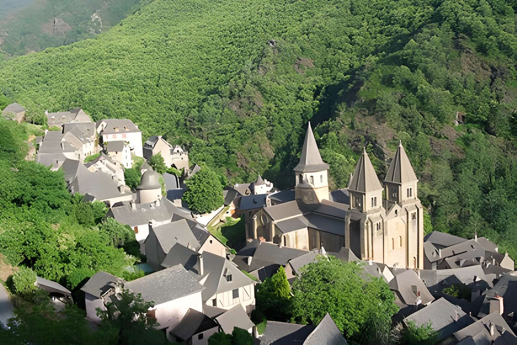 Conques plus beau village de l'Aveyron 