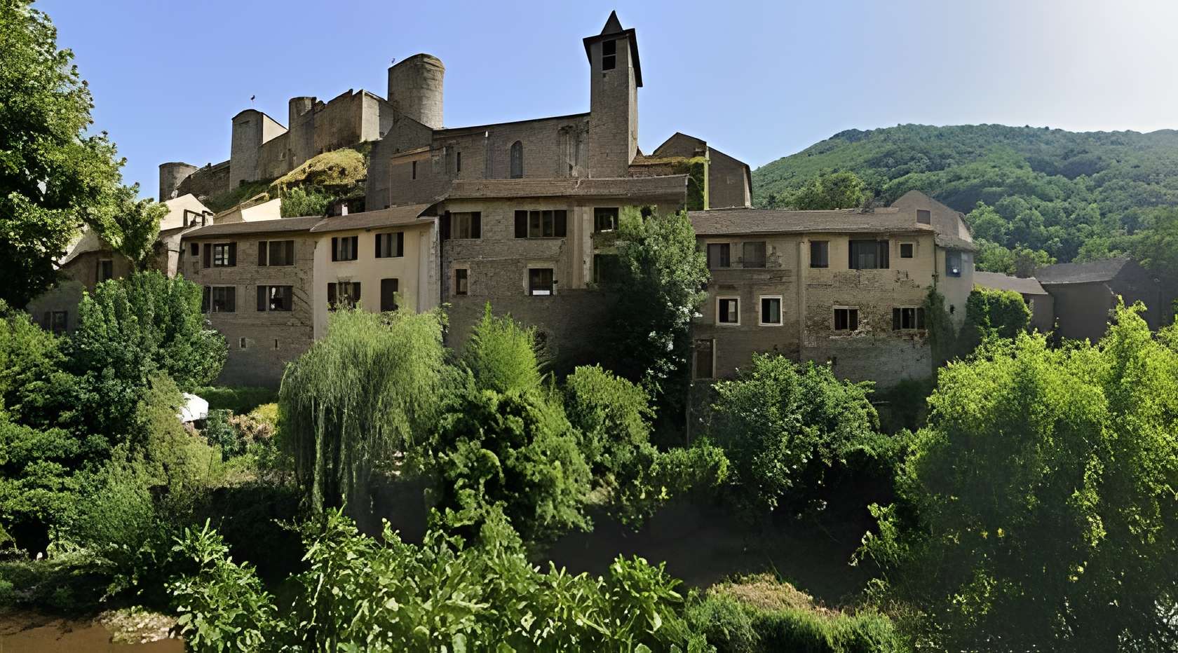 Brousse le Château plus beau village de l'Aveyron 