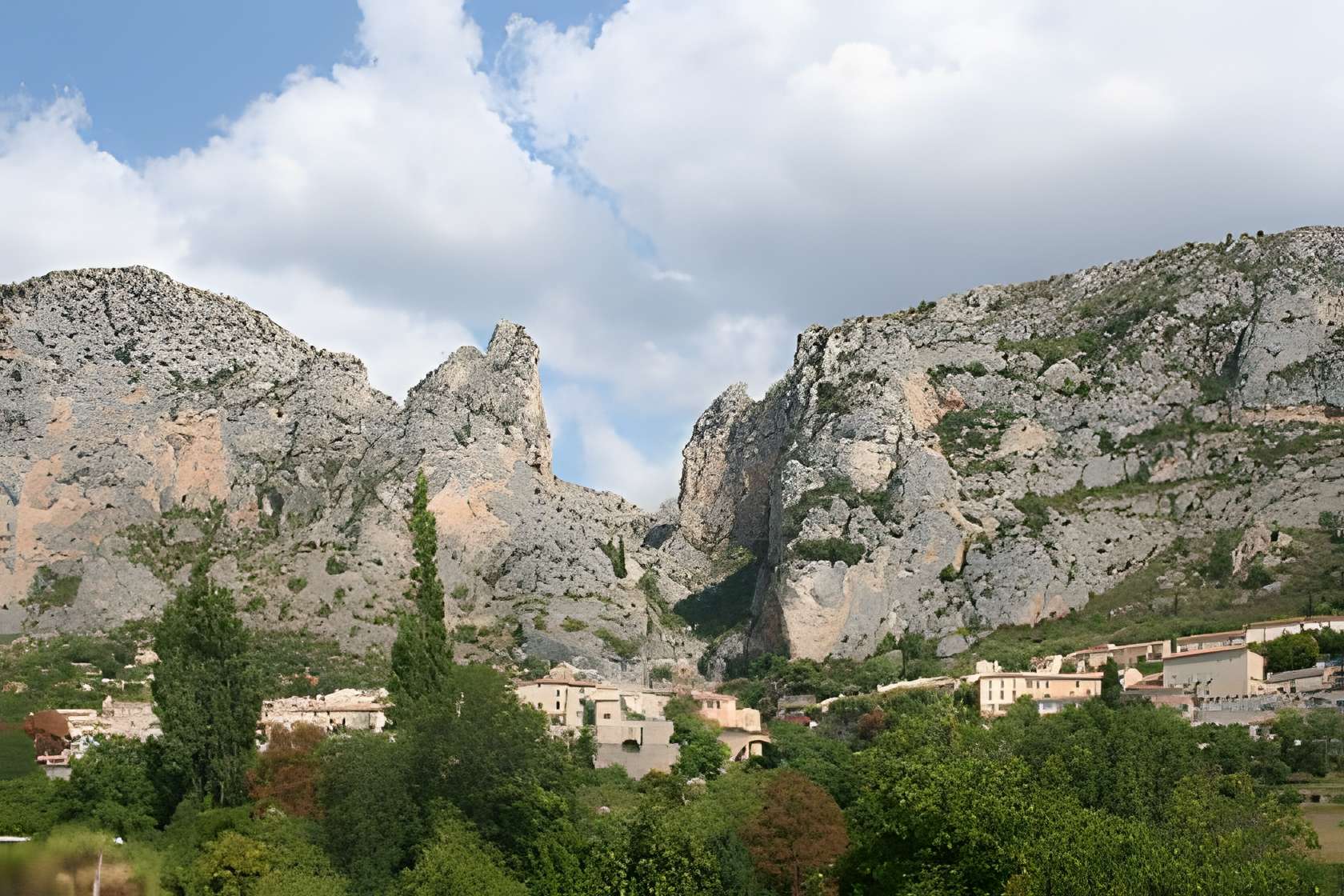 Moustiers-Sainte-Marie plus beau village des Alpes de Haute Provence 