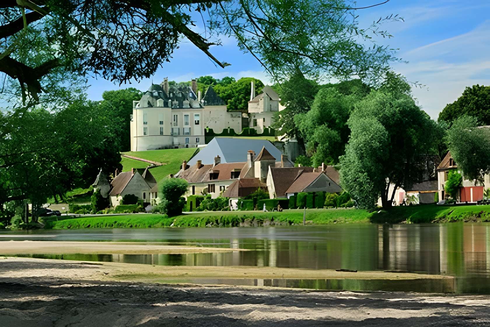Apremont-sur-Allier plus beau village du Cher 
