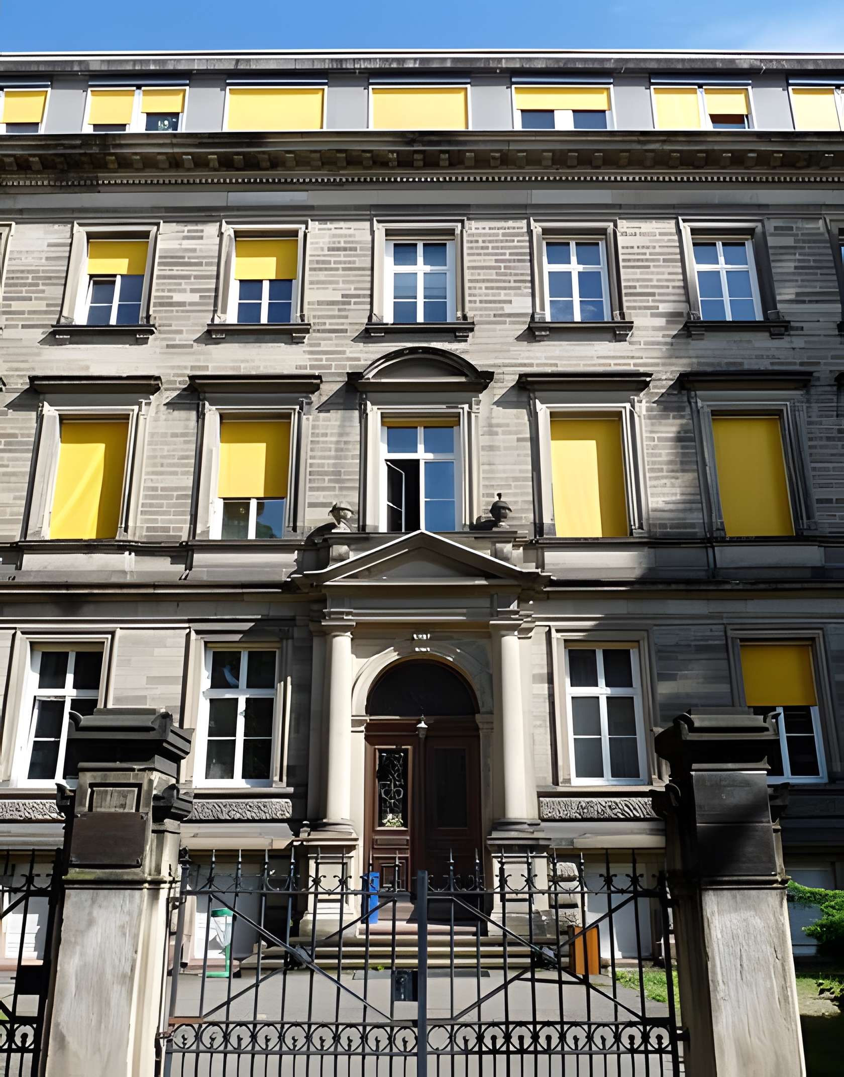 Musée de minéralogie de Strasbourg entrée du musée