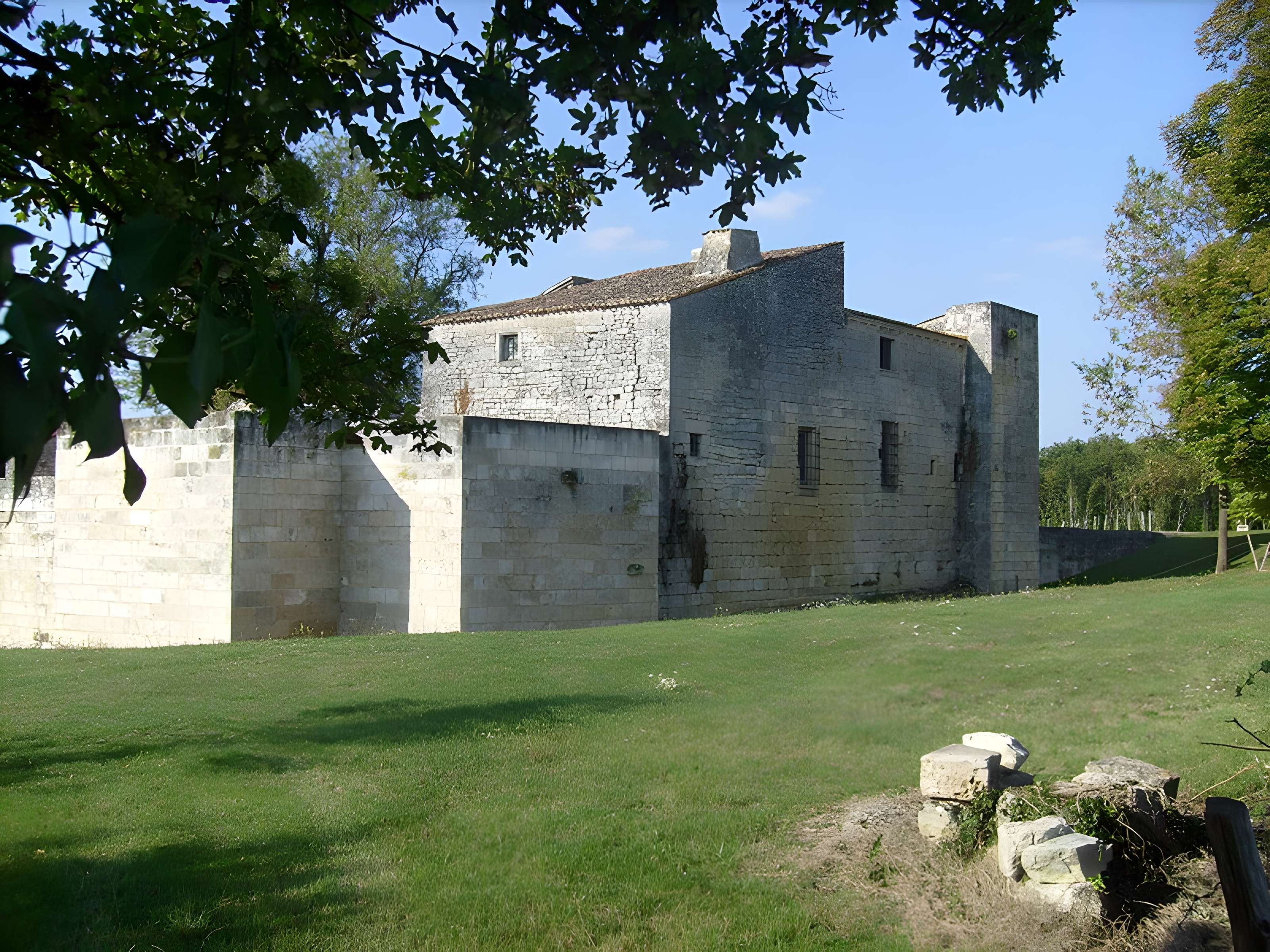 Château de Nieul-les-Saintes