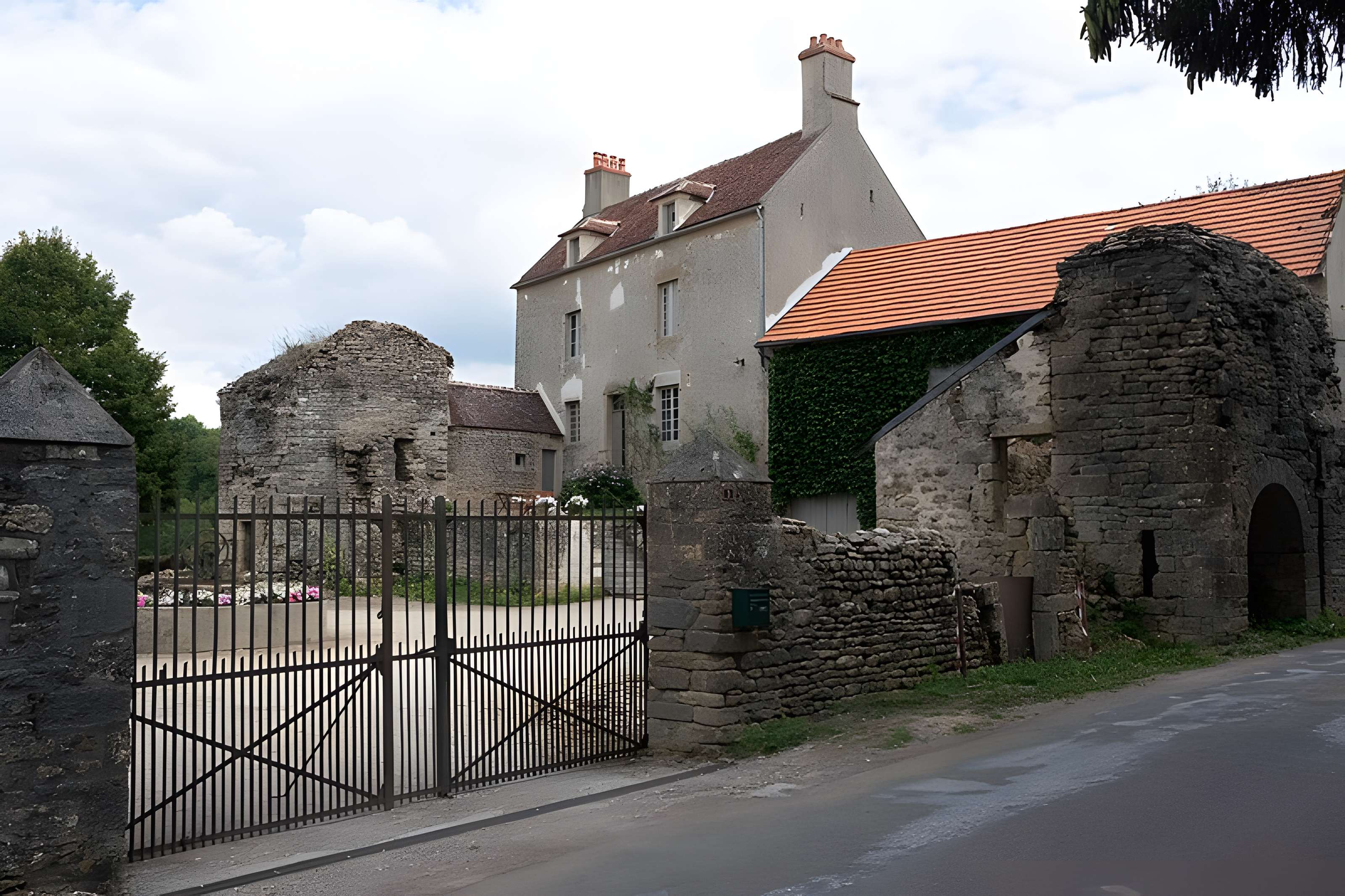 Château de Pierre-Perthuis