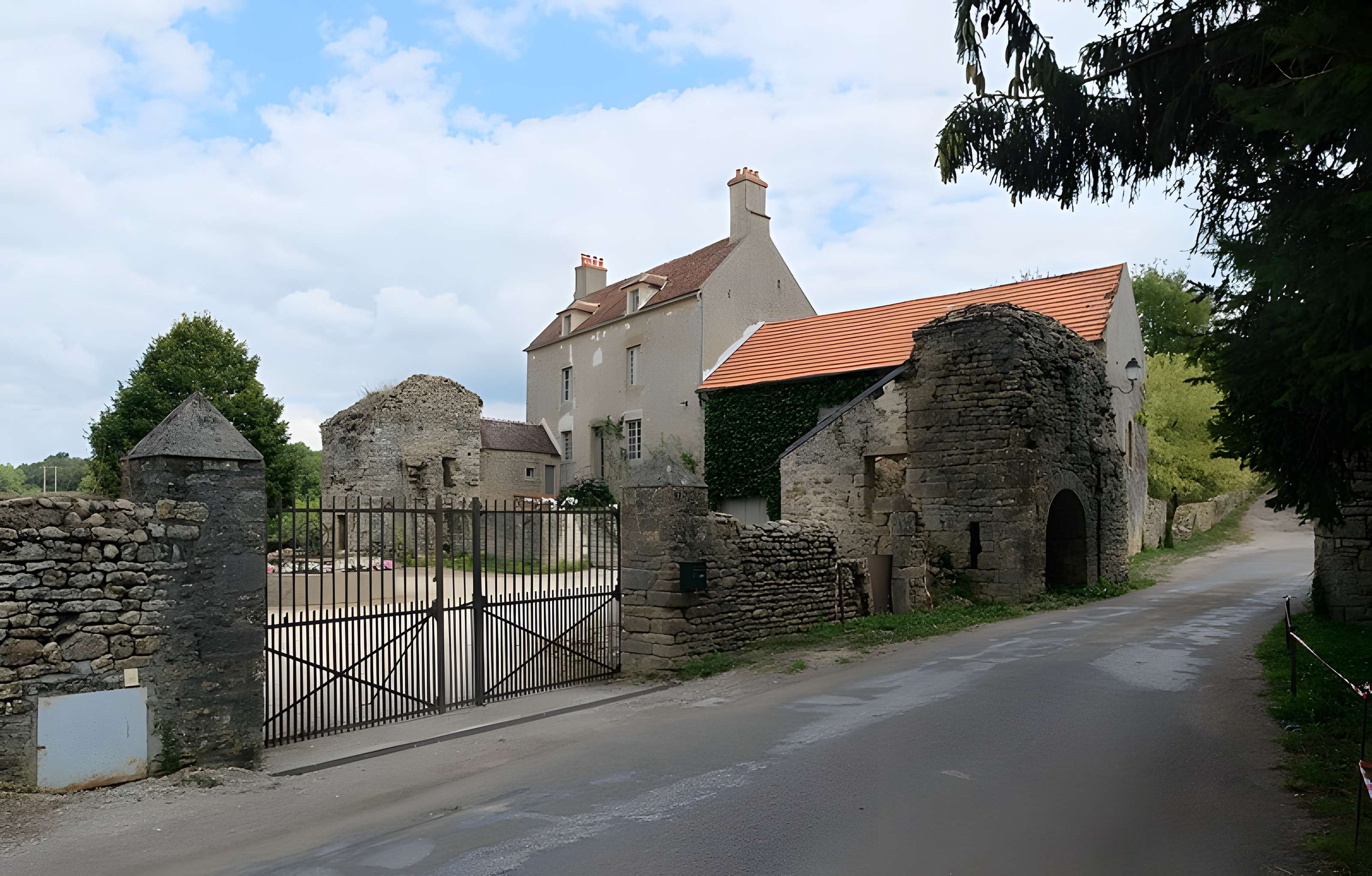 Château de Pierre-Perthuis