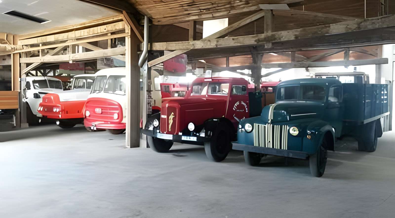 Véhicules anciens industriels et agricoles à Saint-Prix intérieur du musée