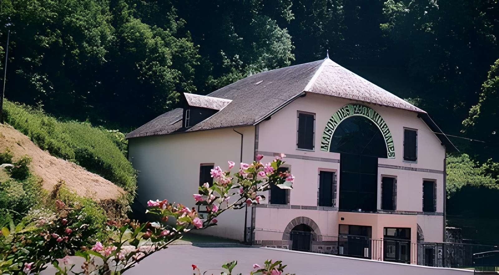 Maison des Eaux Minérales à Vic-sur-Cère extérieur du musée