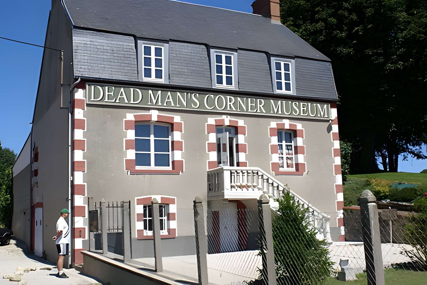 Musée du Carrefour de l'Homme Mort à Saint-Côme-du-Mont extérieur du musée