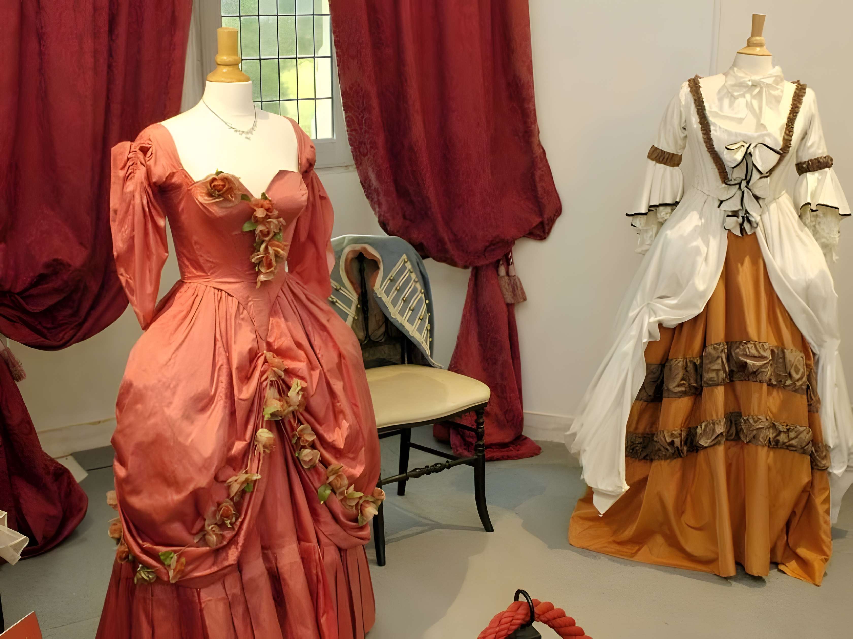 Musée de la Dame au Camélias à Gacé intérieur du musée