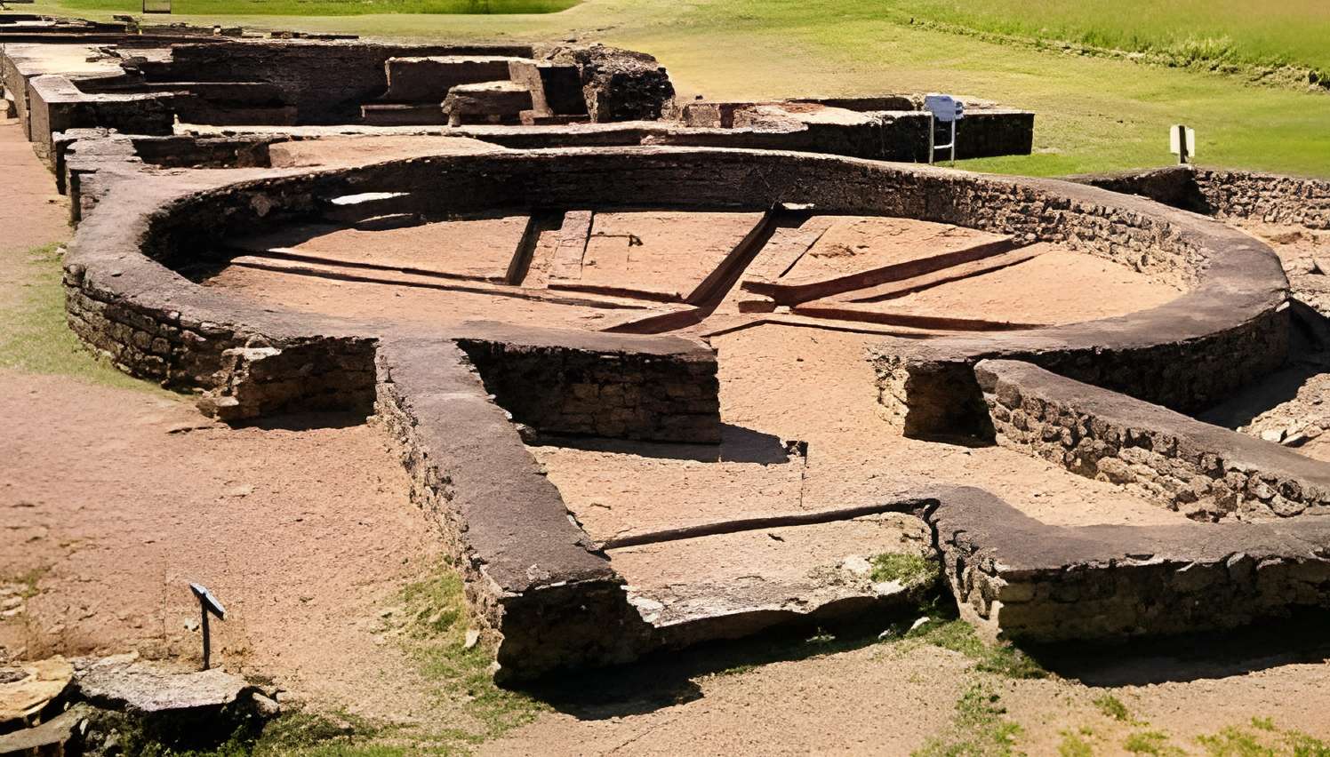 Musée des fouilles des Fontaines Salées à Saint-Père 