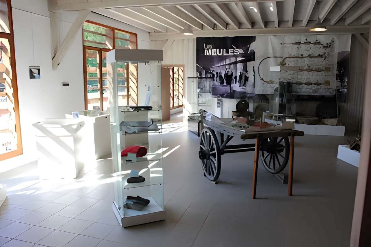 Musée des meules et pavés du bassin d'Épernon les salles