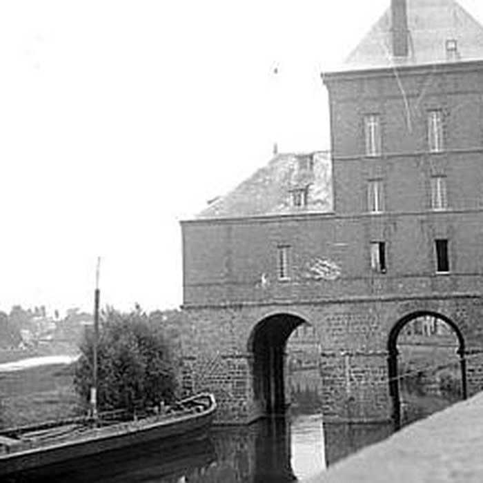 Photo de Vieux moulin, actuellement musées Rimbaud et de lArdenne