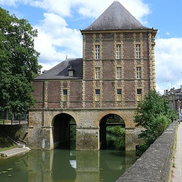 Photo de Vieux moulin, actuellement musées Rimbaud et de lArdenne
