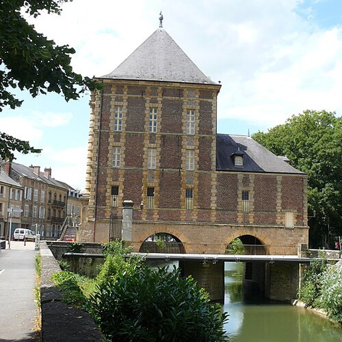 Photo de Vieux moulin, actuellement musées Rimbaud et de lArdenne