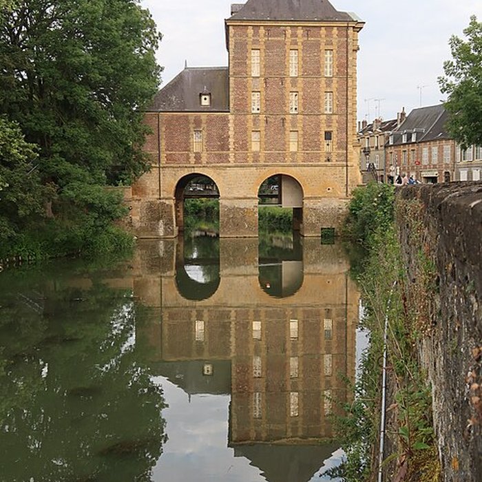 Photo de Vieux moulin, actuellement musées Rimbaud et de lArdenne