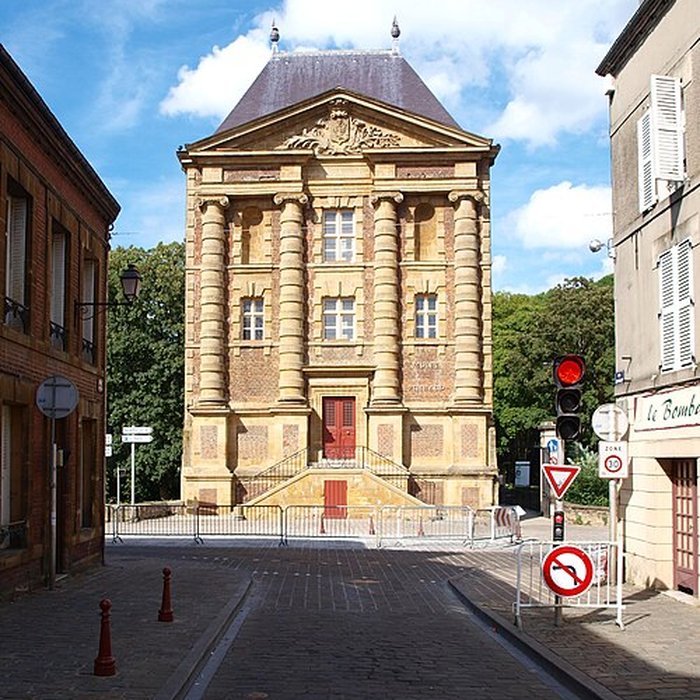 Photo de Vieux moulin, actuellement musées Rimbaud et de lArdenne