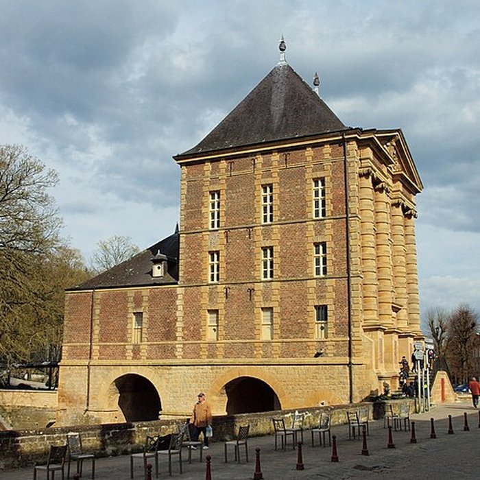 Photo de Vieux moulin, actuellement musées Rimbaud et de lArdenne