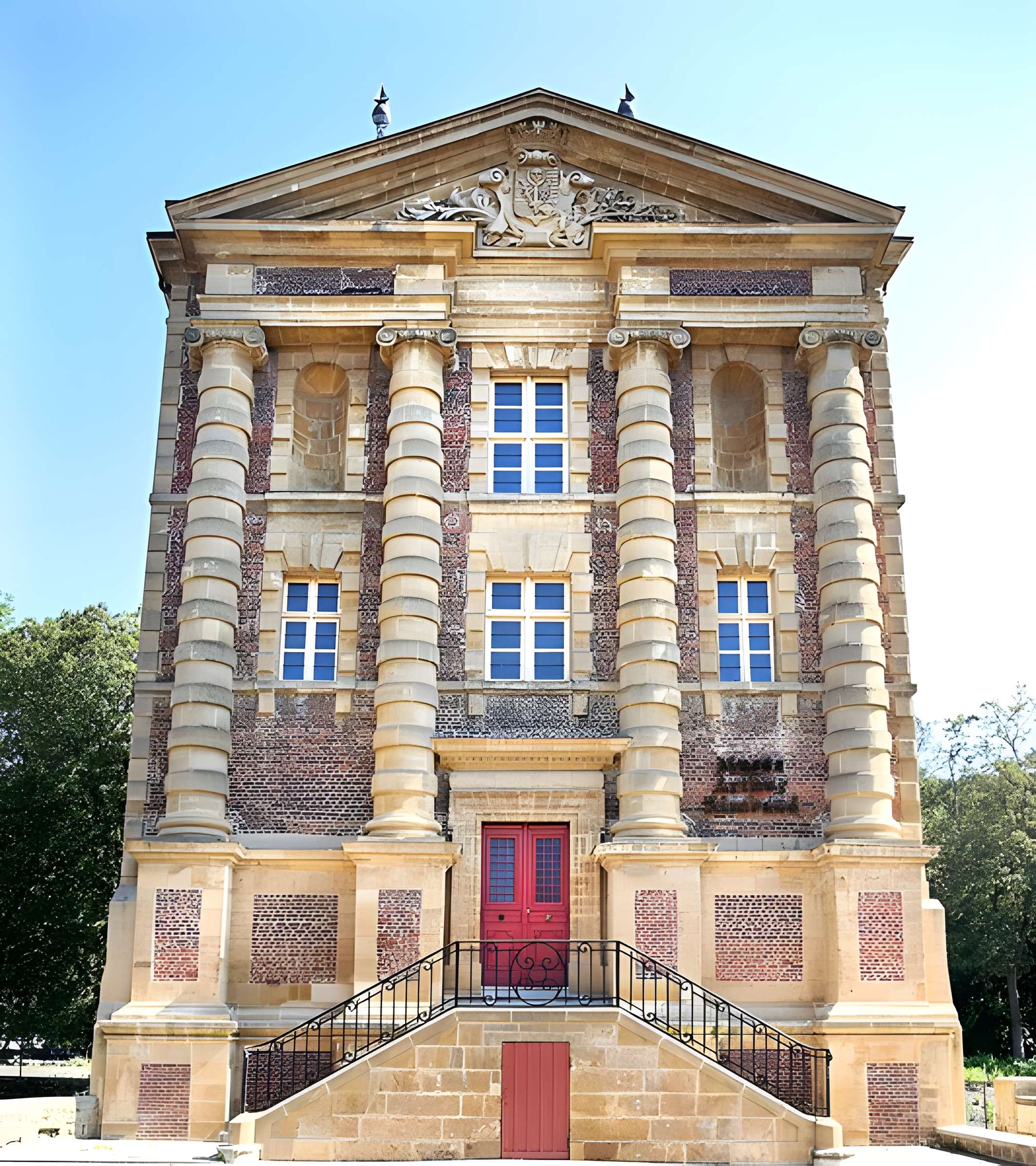 Vieux moulin, actuellement musées Rimbaud et de l'Ardenne