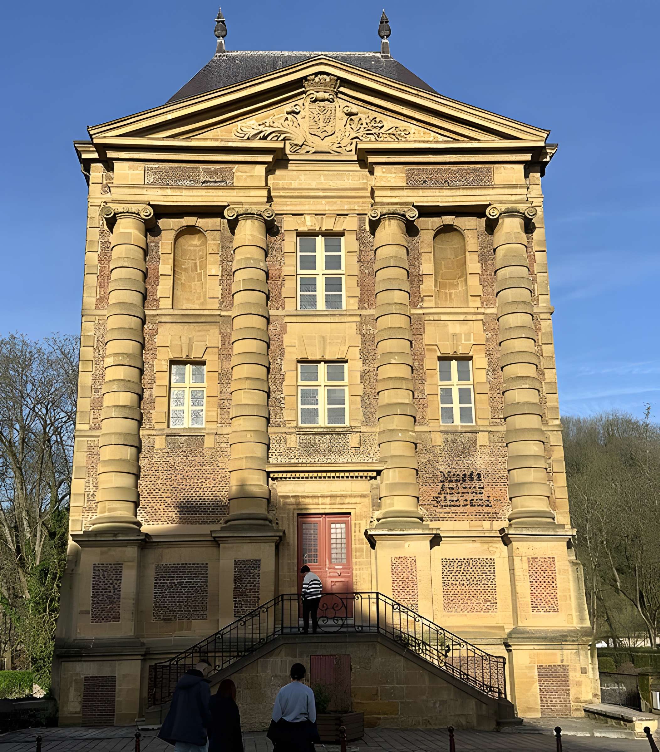 Vieux moulin, actuellement musées Rimbaud et de l'Ardenne