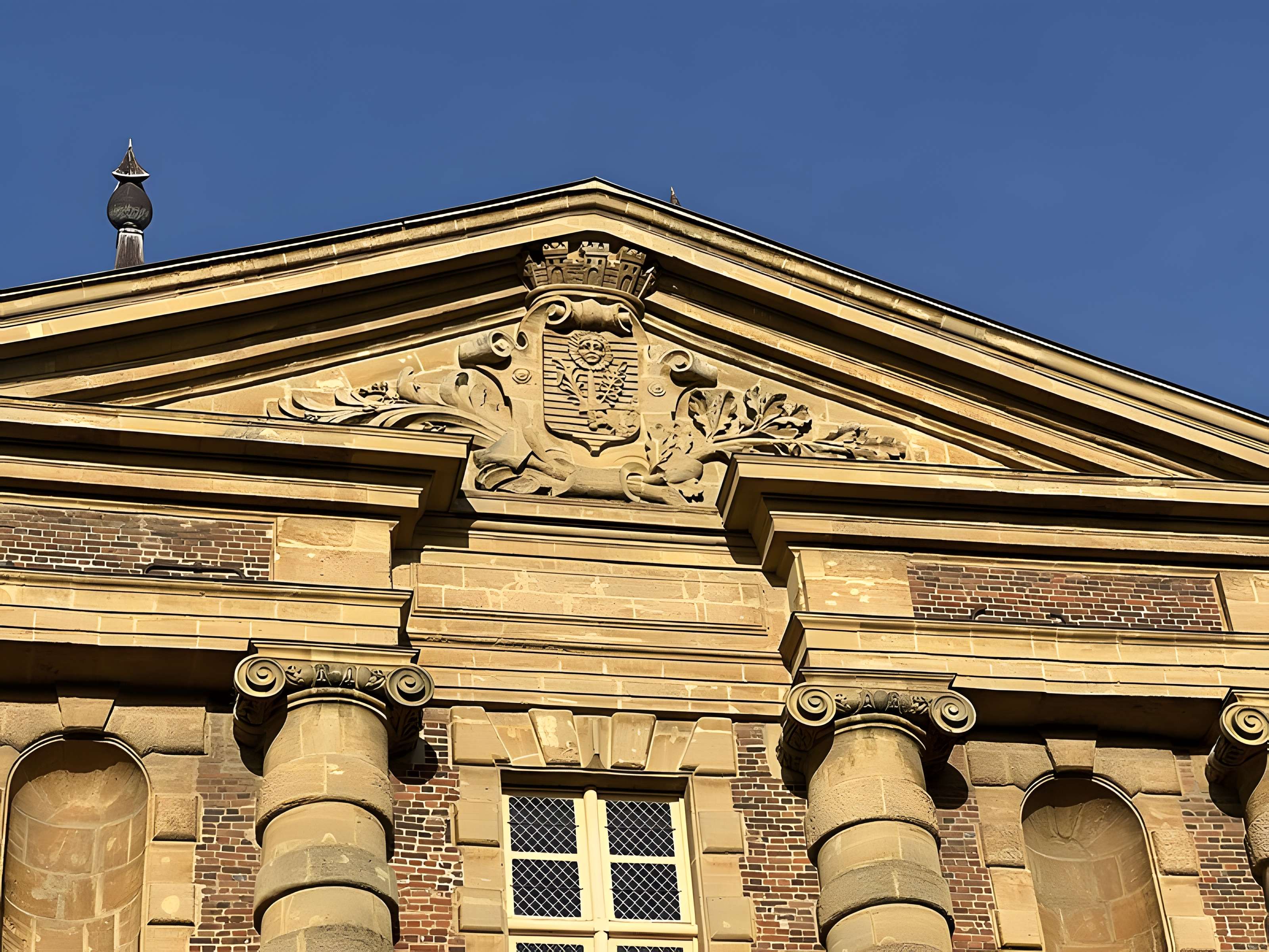 Vieux moulin, actuellement musées Rimbaud et de l'Ardenne