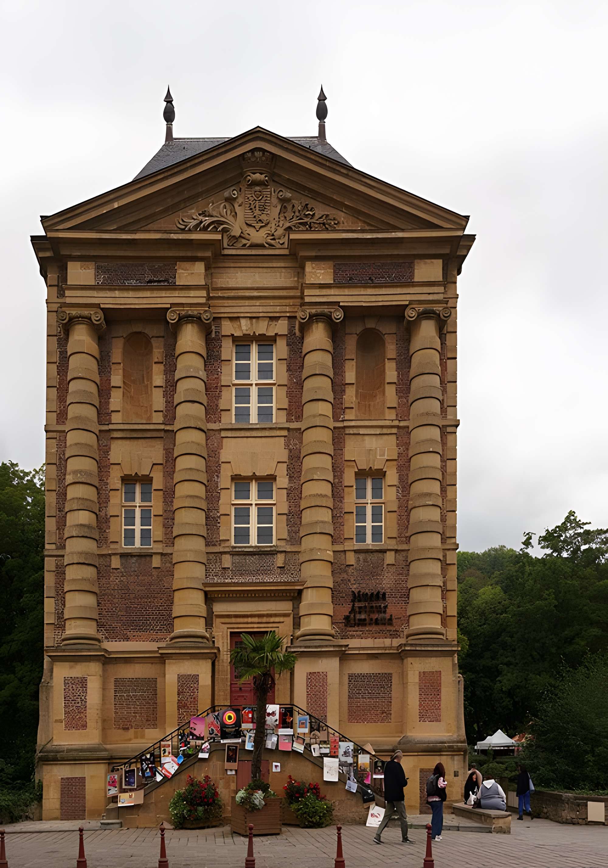 Vieux moulin, actuellement musées Rimbaud et de l'Ardenne