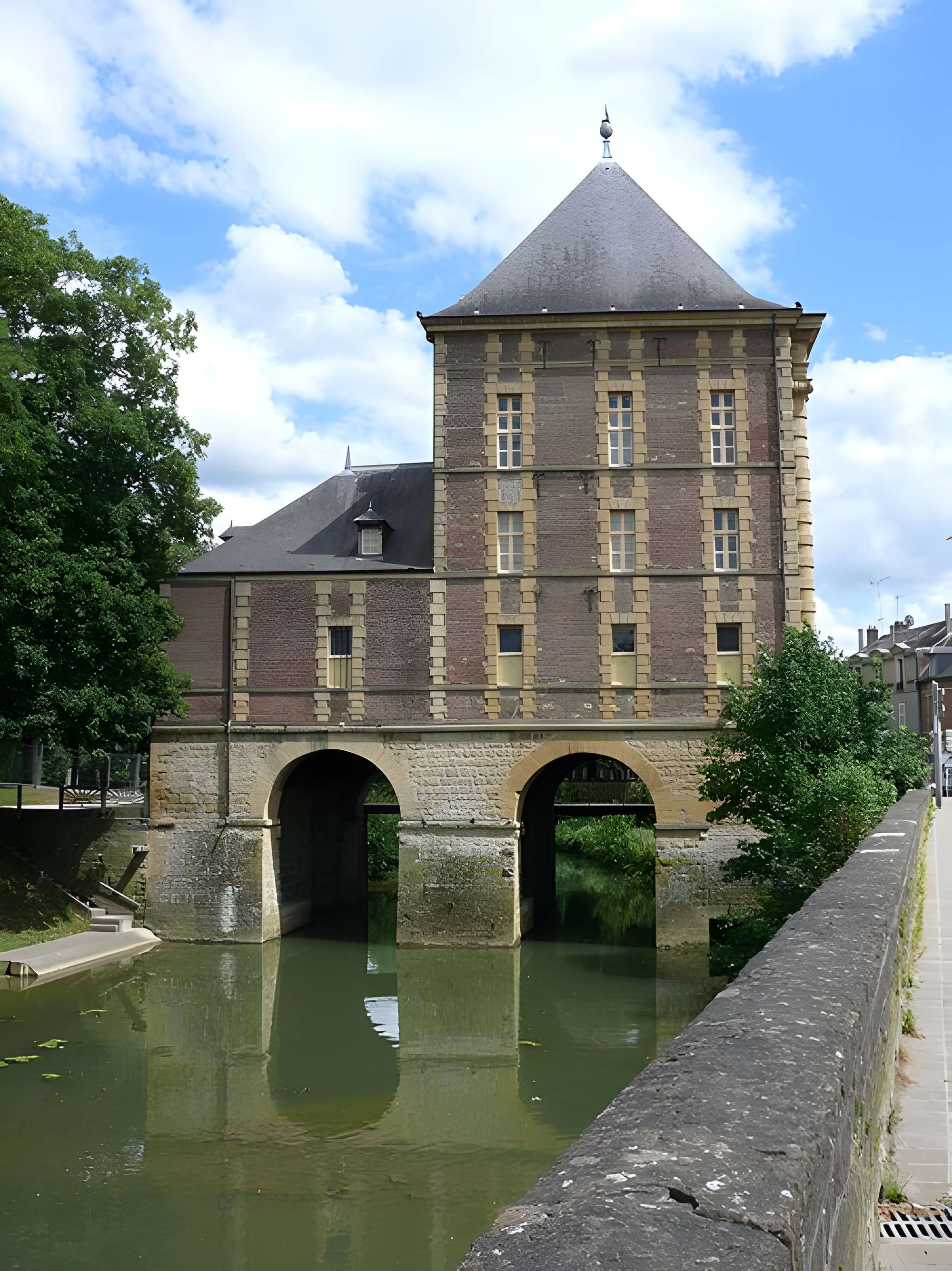 Vieux moulin, actuellement musées Rimbaud et de l'Ardenne