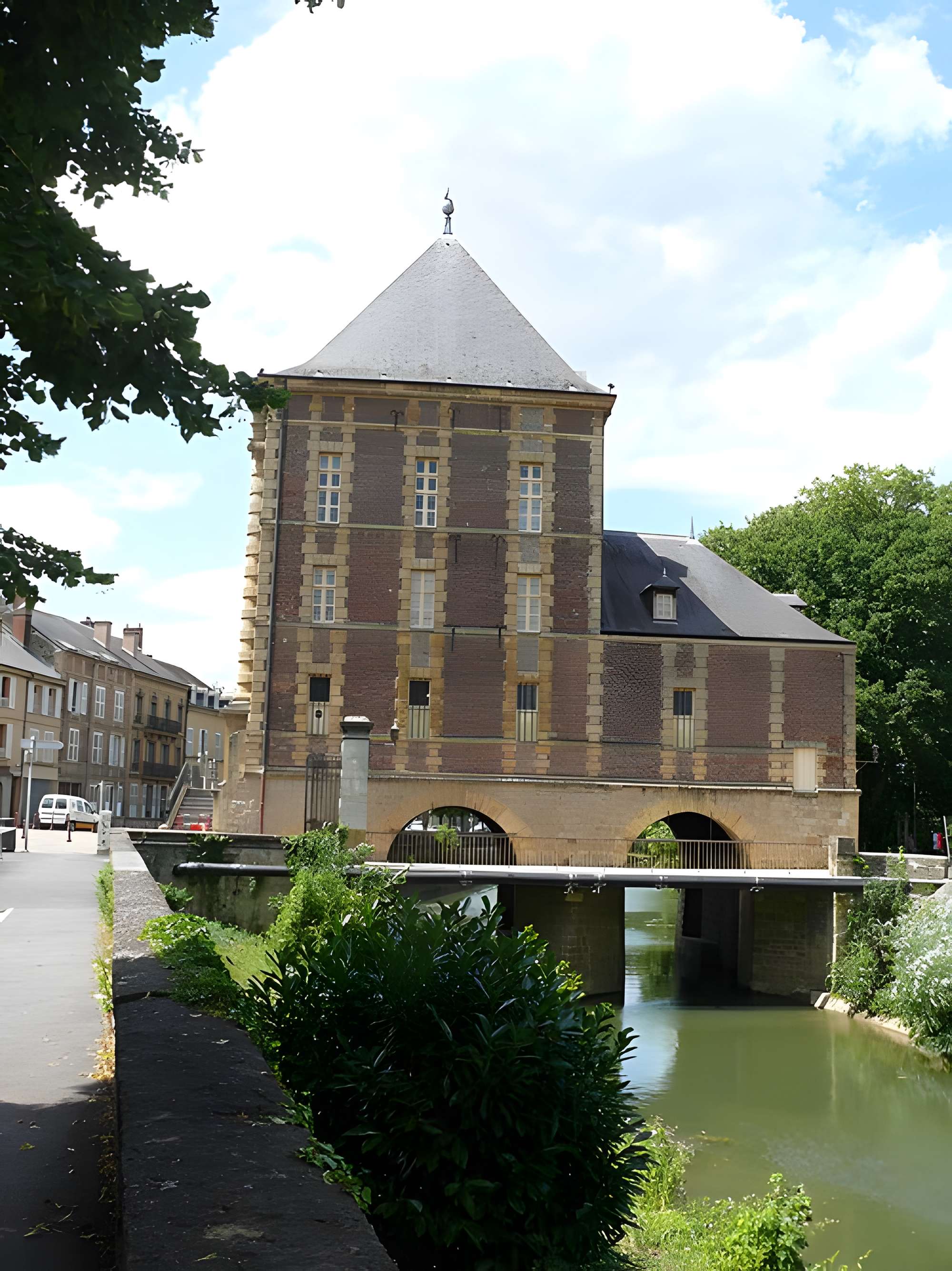 Vieux moulin, actuellement musées Rimbaud et de l'Ardenne