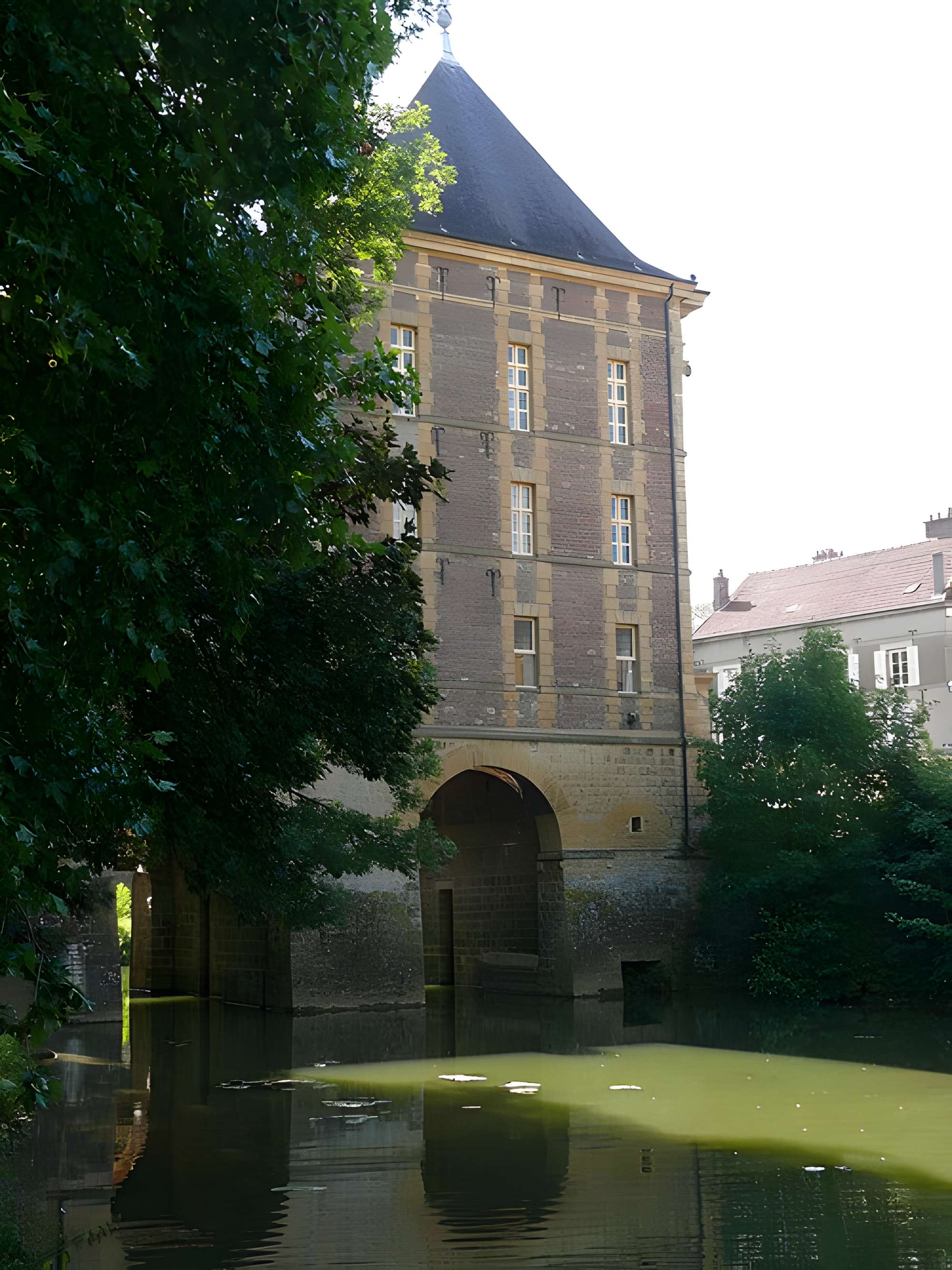 Vieux moulin, actuellement musées Rimbaud et de l'Ardenne