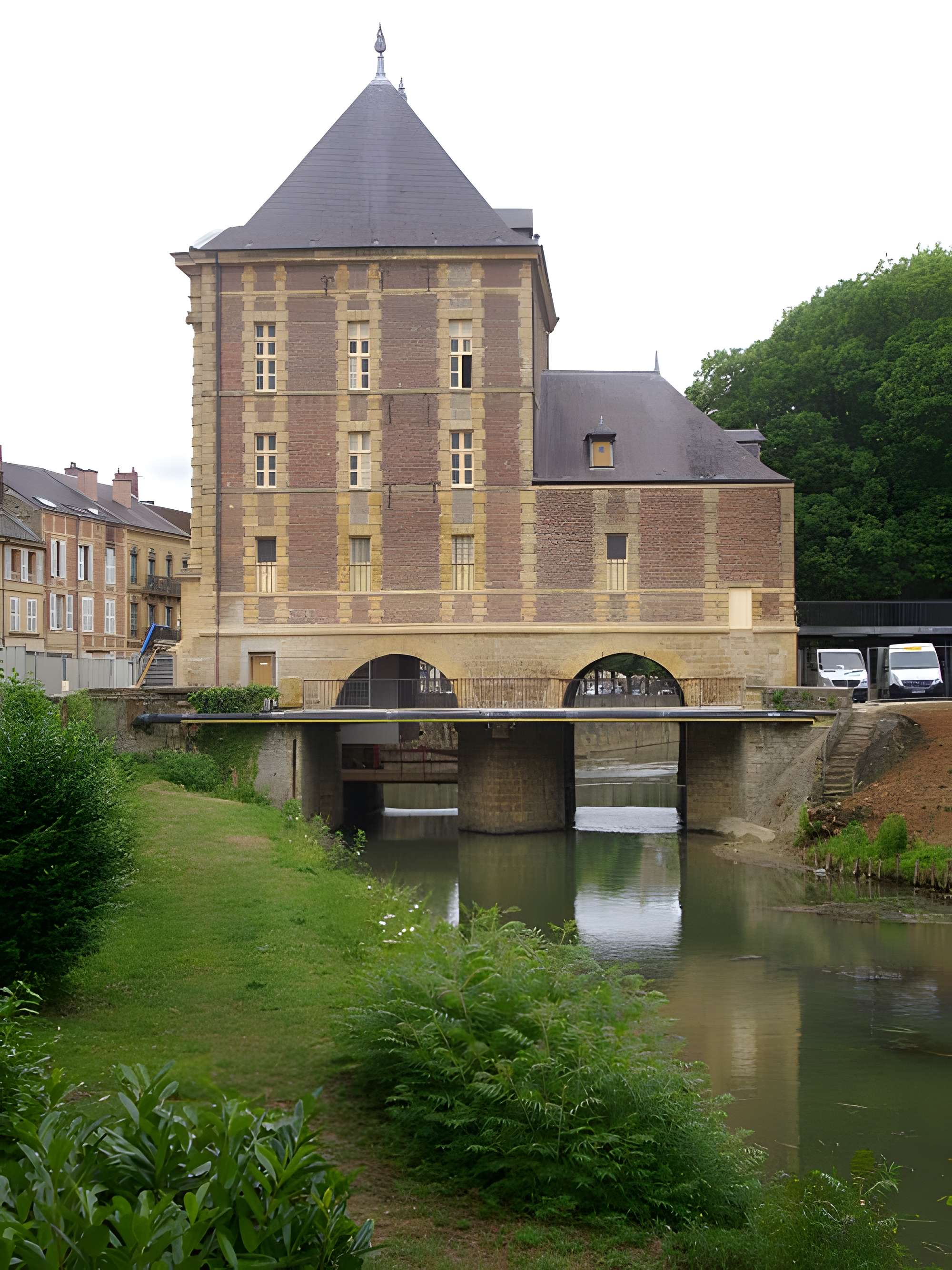 Vieux moulin, actuellement musées Rimbaud et de l'Ardenne