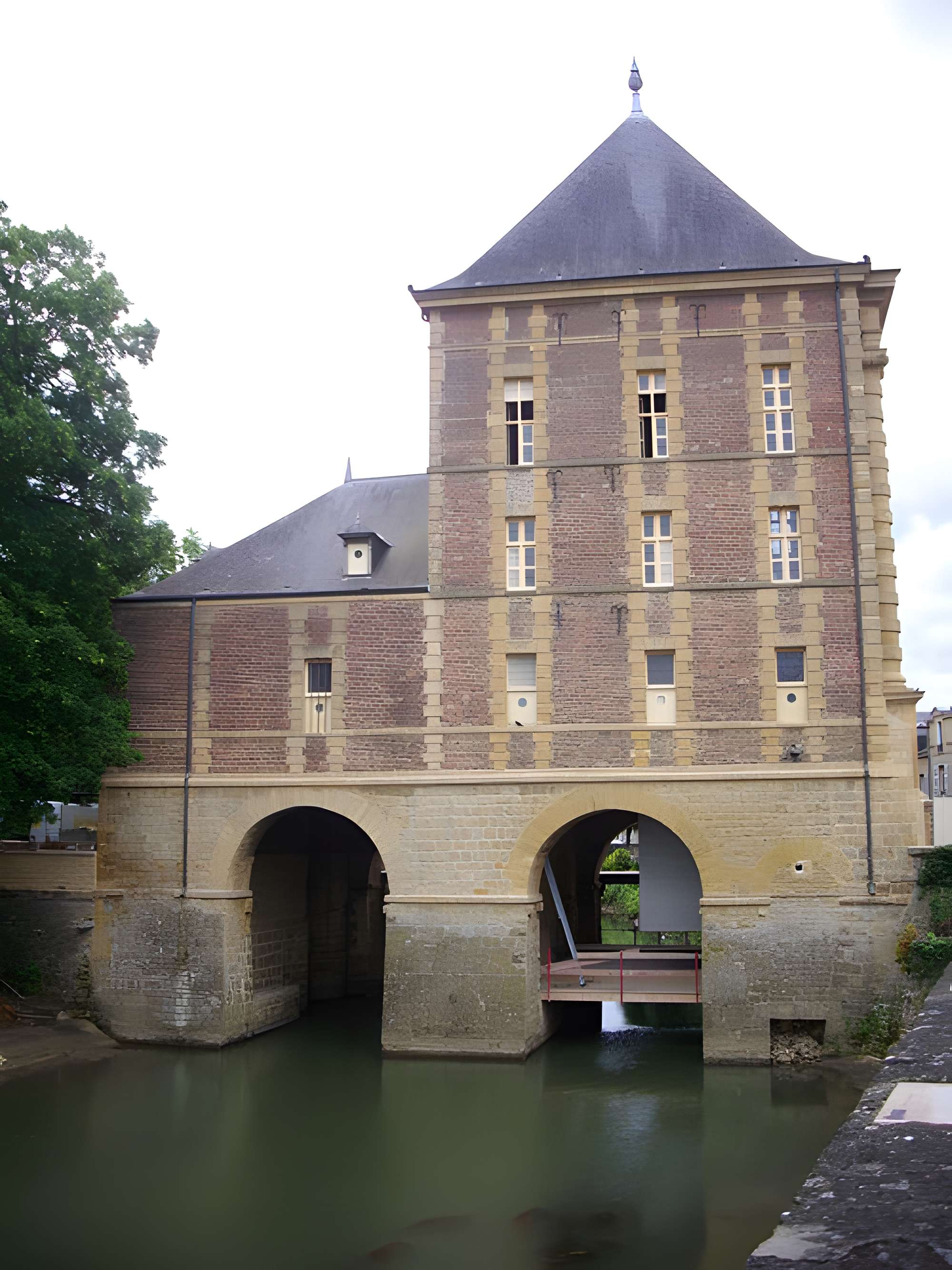 Vieux moulin, actuellement musées Rimbaud et de l'Ardenne