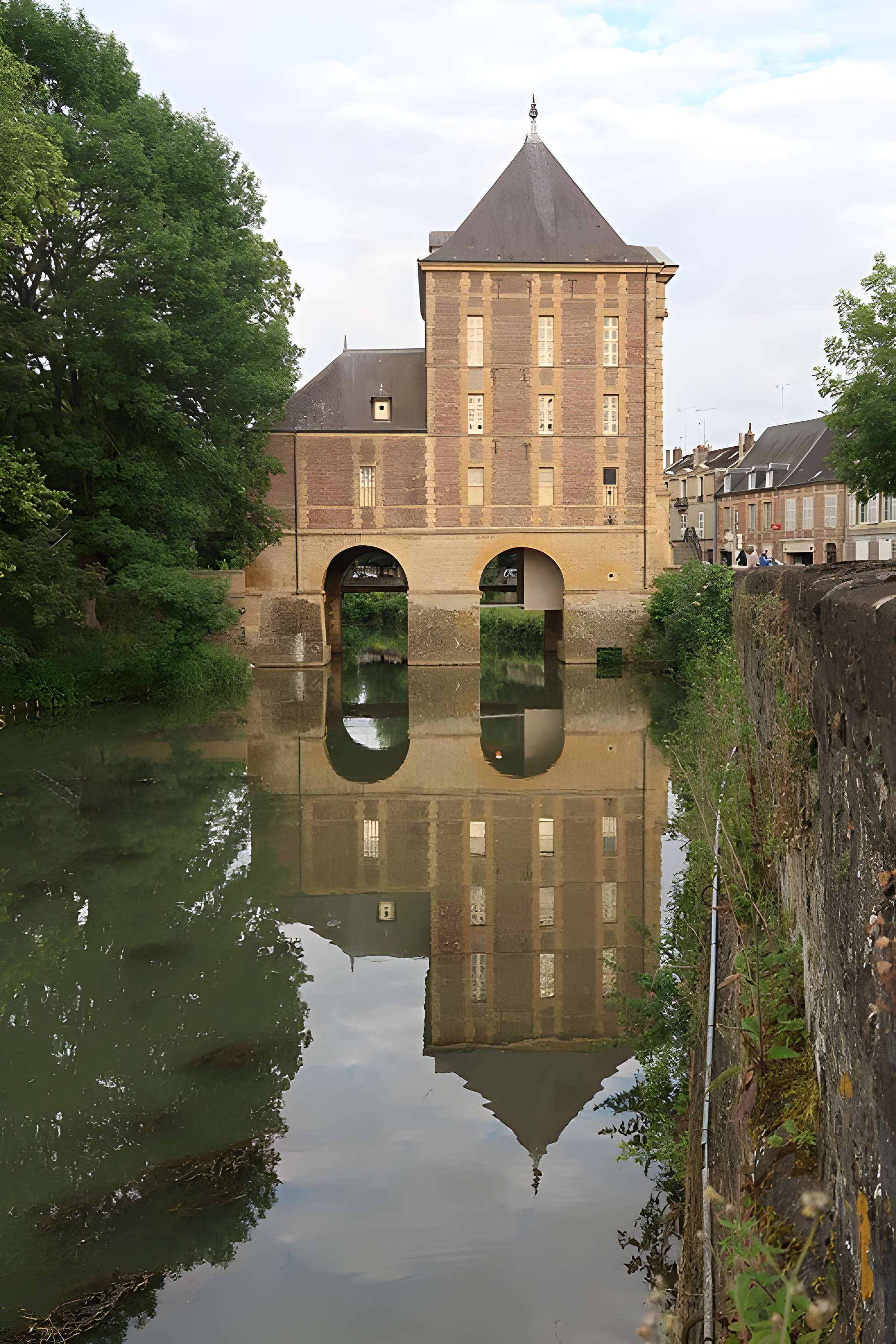 Vieux moulin, actuellement musées Rimbaud et de l'Ardenne