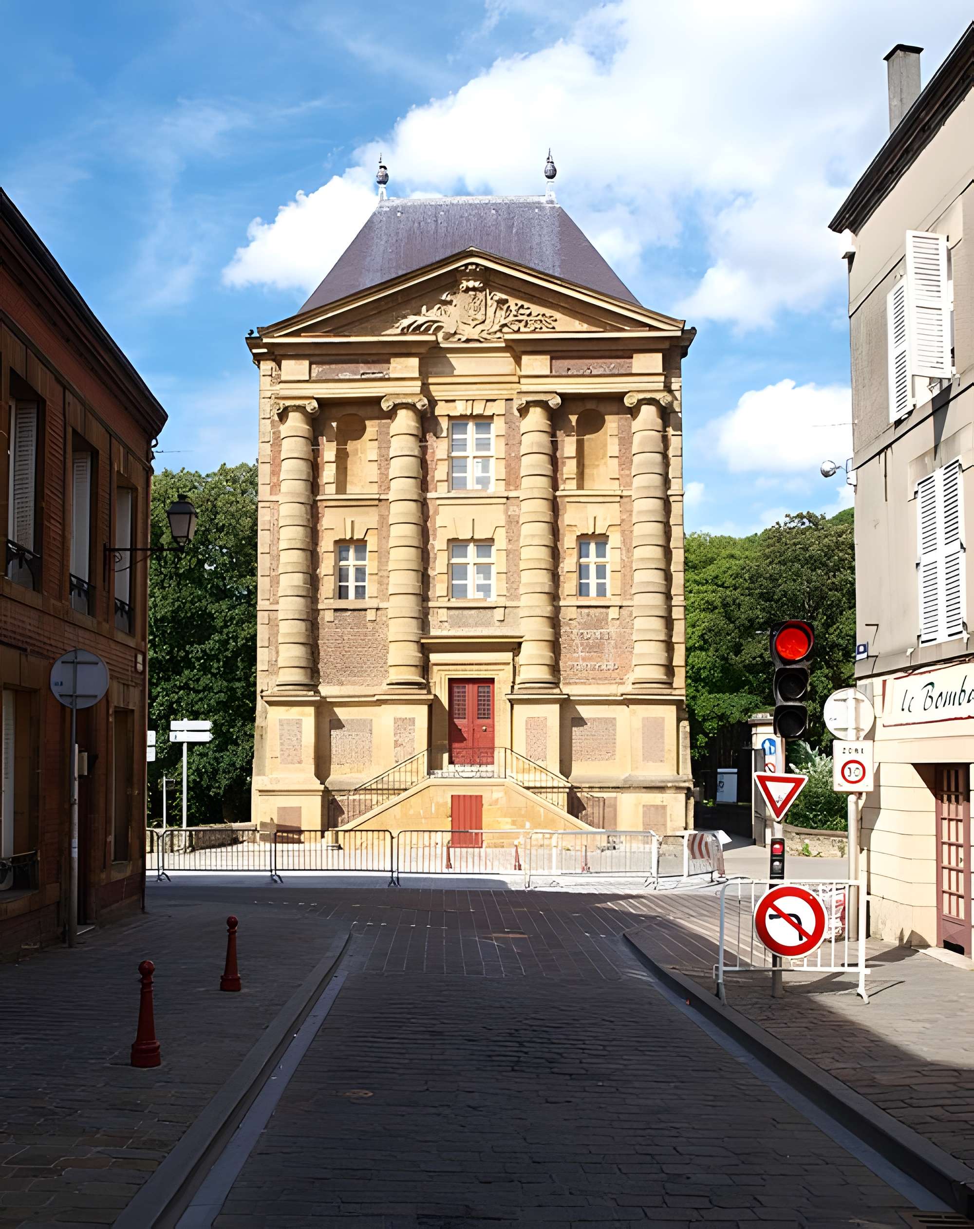 Vieux moulin, actuellement musées Rimbaud et de l'Ardenne