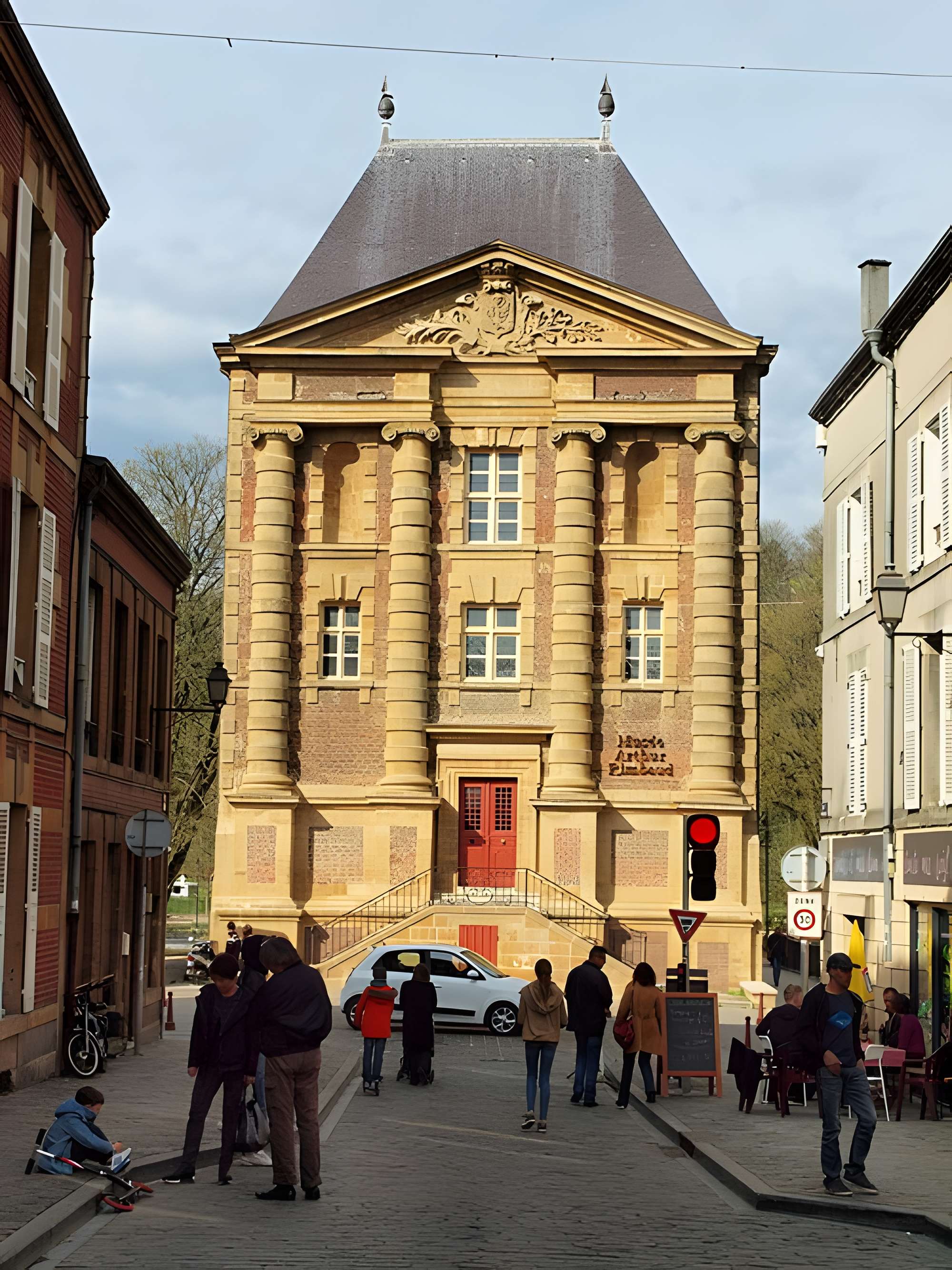 Vieux moulin, actuellement musées Rimbaud et de l'Ardenne