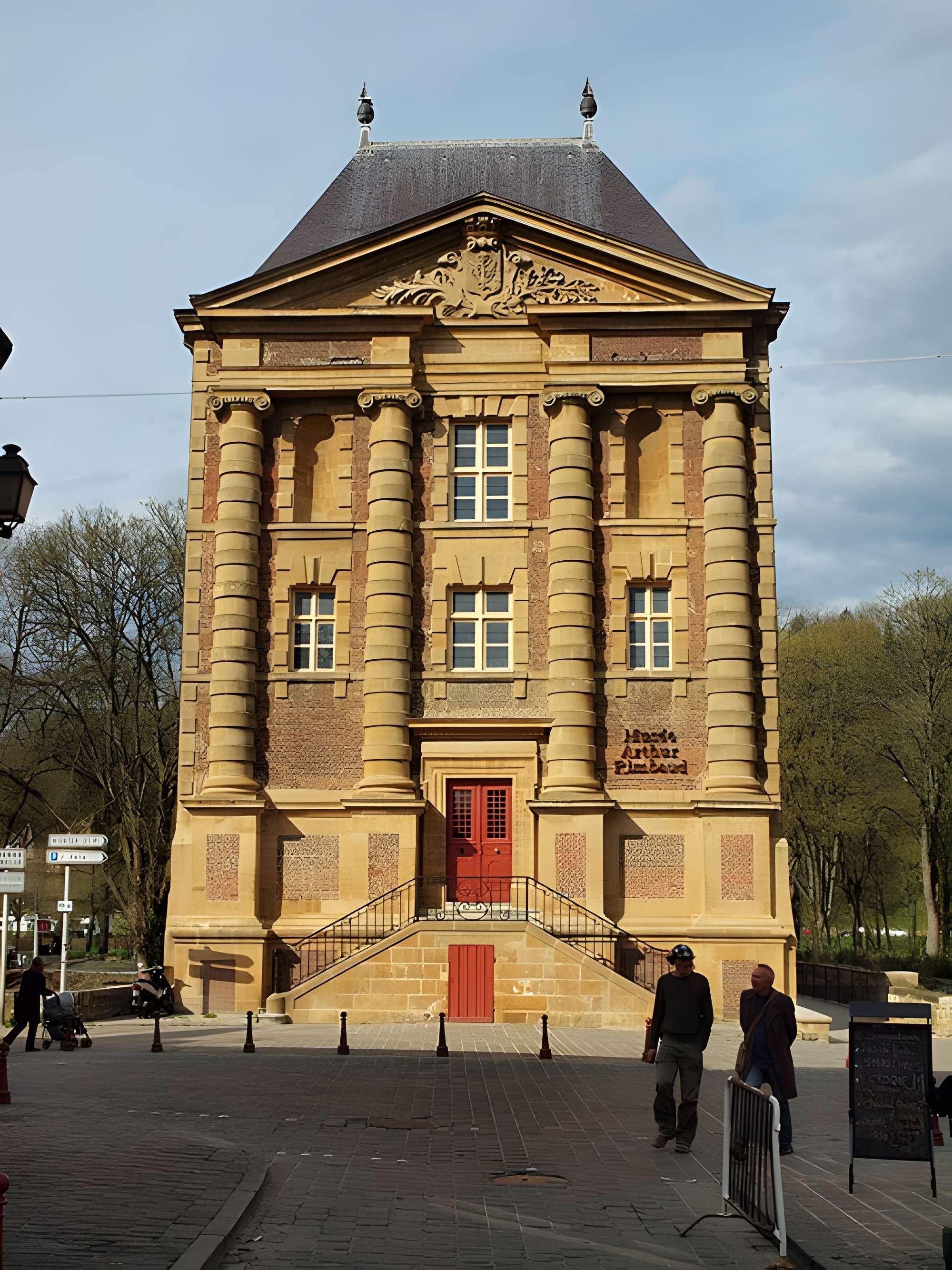 Vieux moulin, actuellement musées Rimbaud et de l'Ardenne