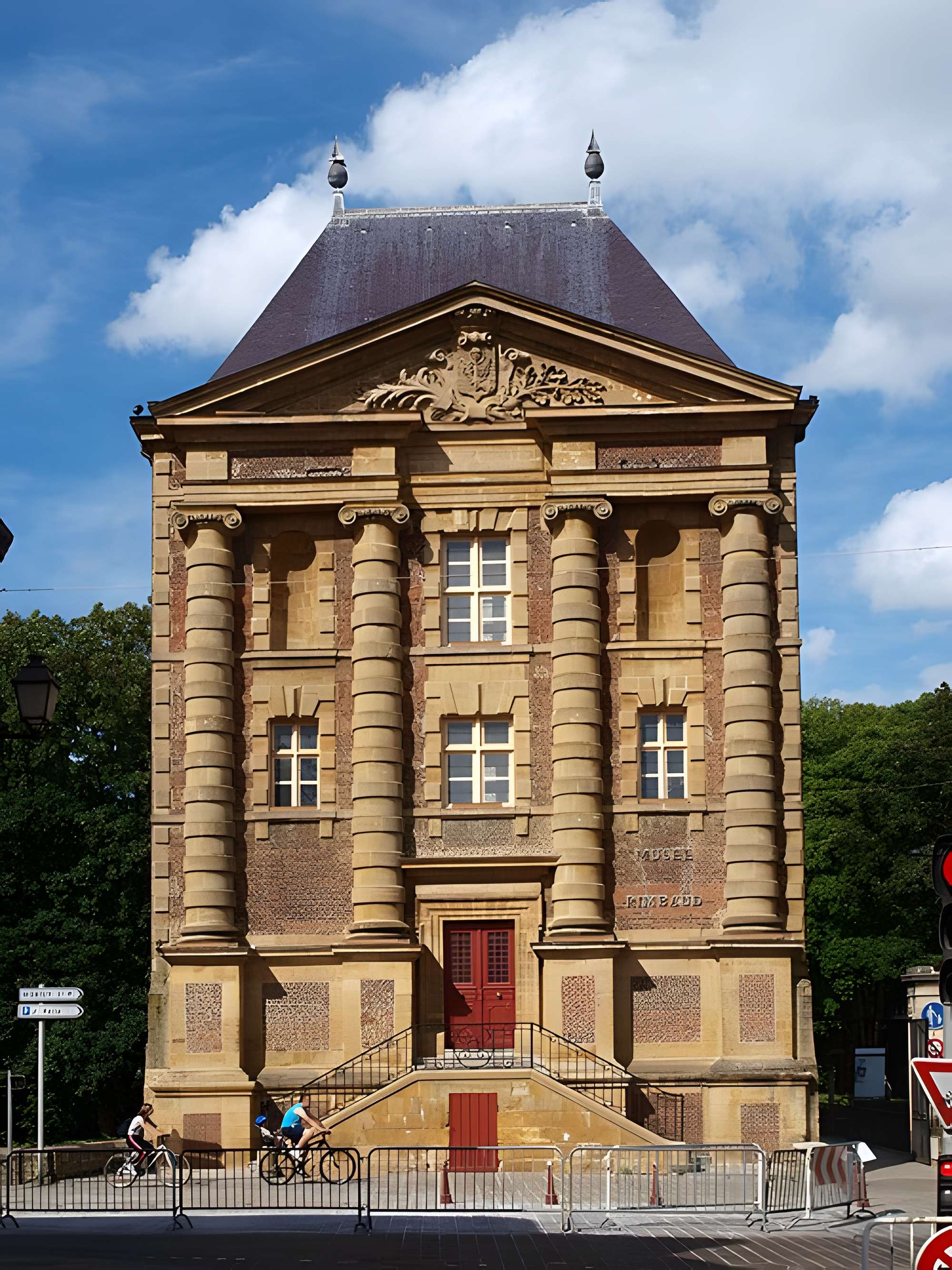 Vieux moulin, actuellement musées Rimbaud et de l'Ardenne