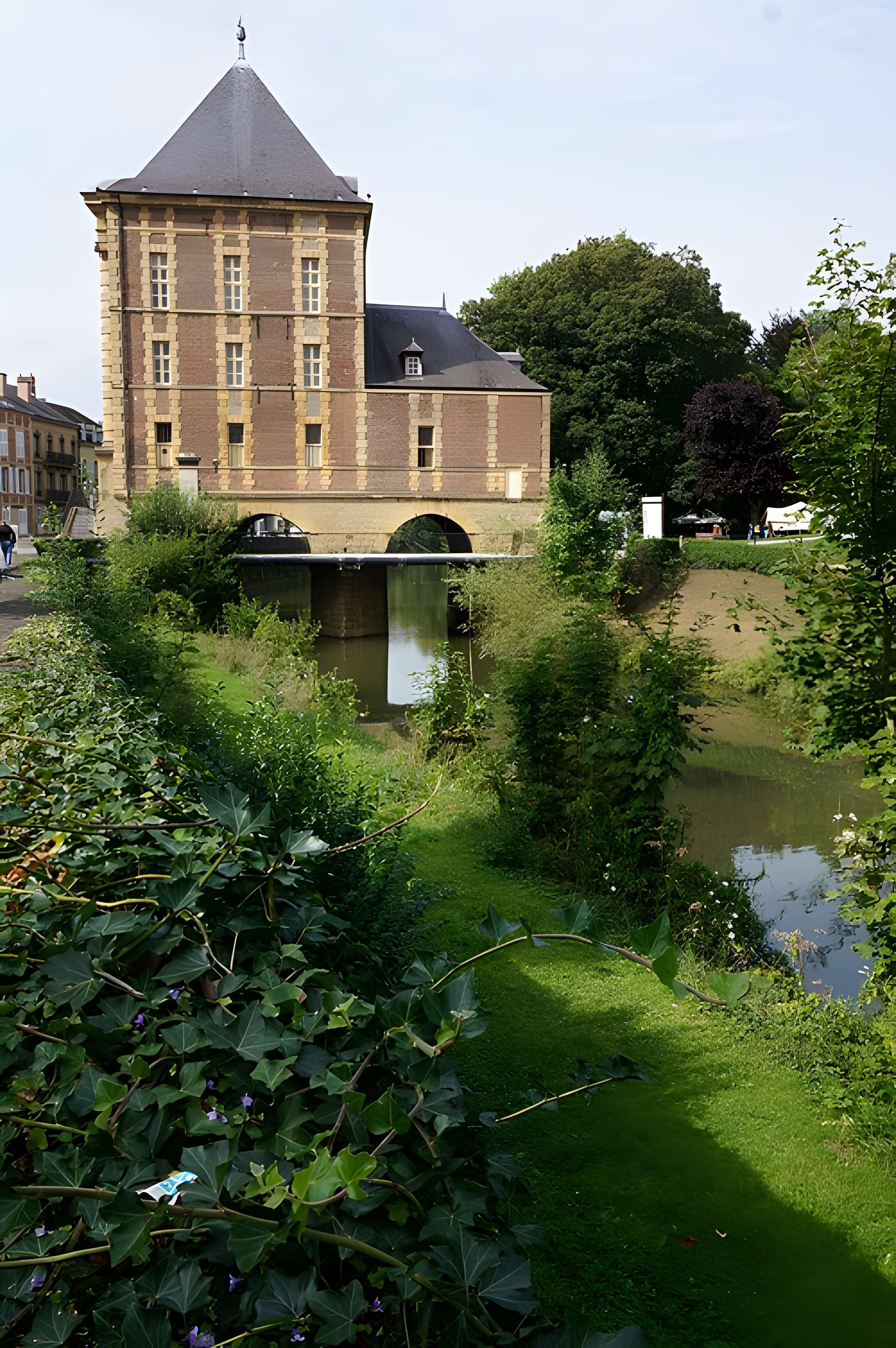 Vieux moulin, actuellement musées Rimbaud et de l'Ardenne