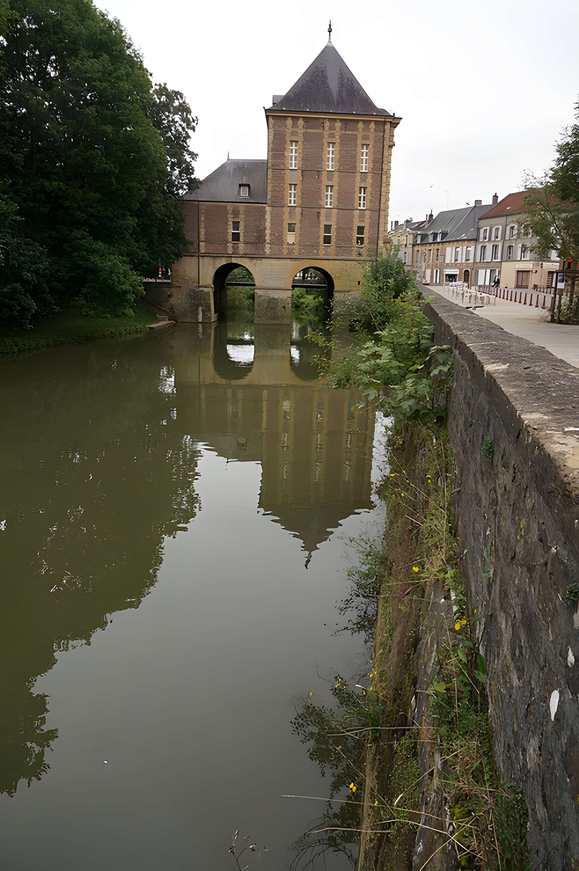 Vieux moulin, actuellement musées Rimbaud et de l'Ardenne