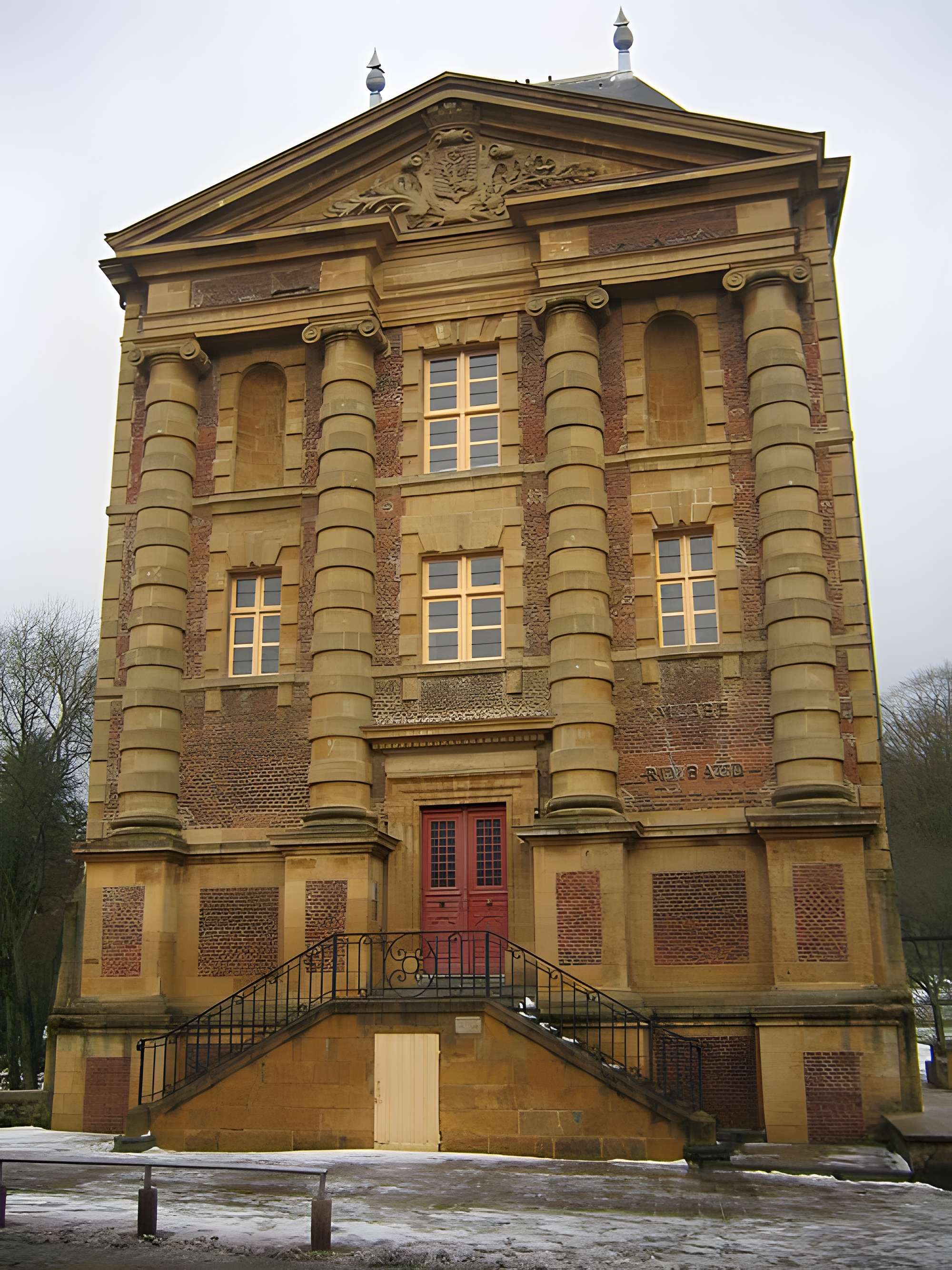 Vieux moulin, actuellement musées Rimbaud et de l'Ardenne