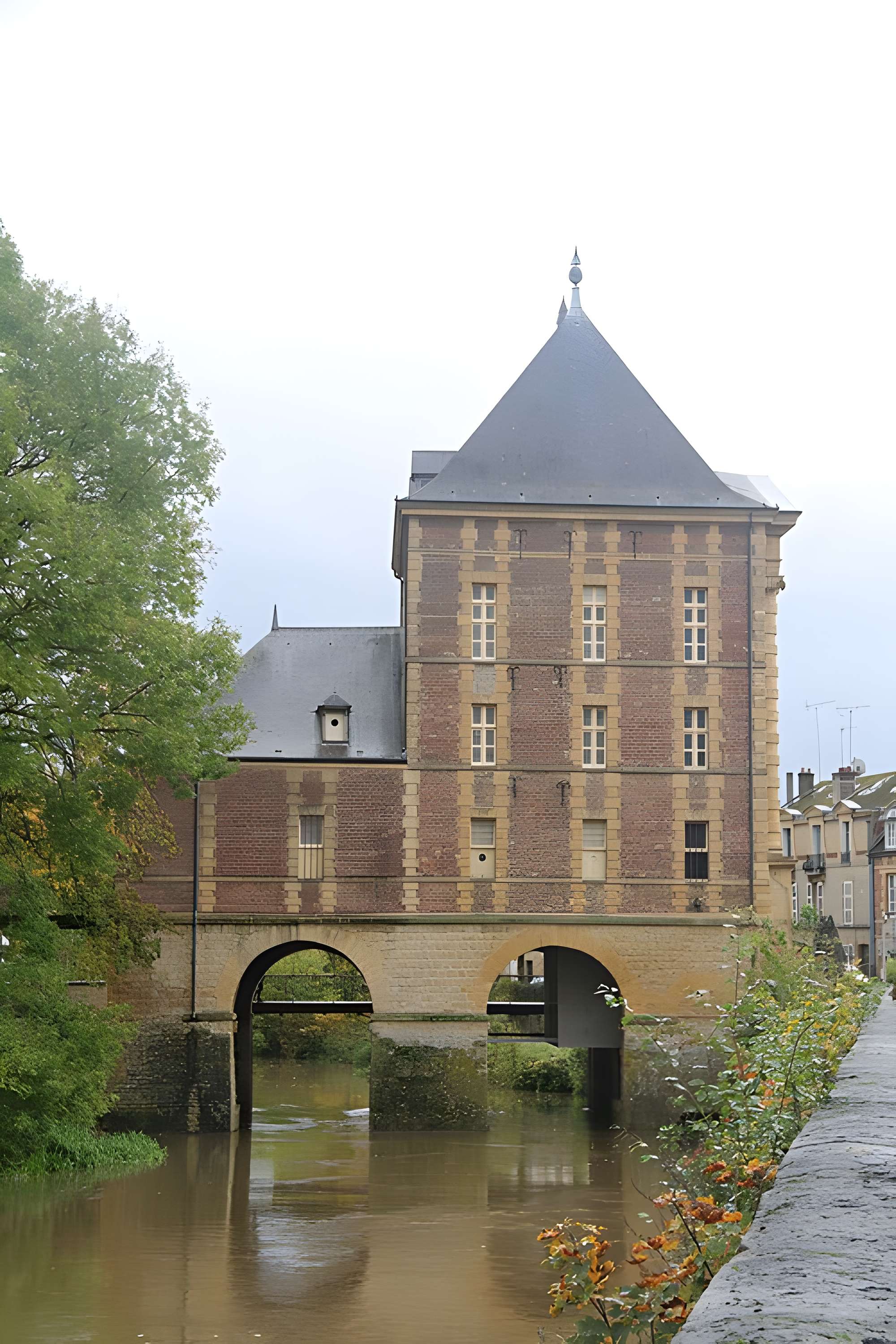 Vieux moulin, actuellement musées Rimbaud et de l'Ardenne