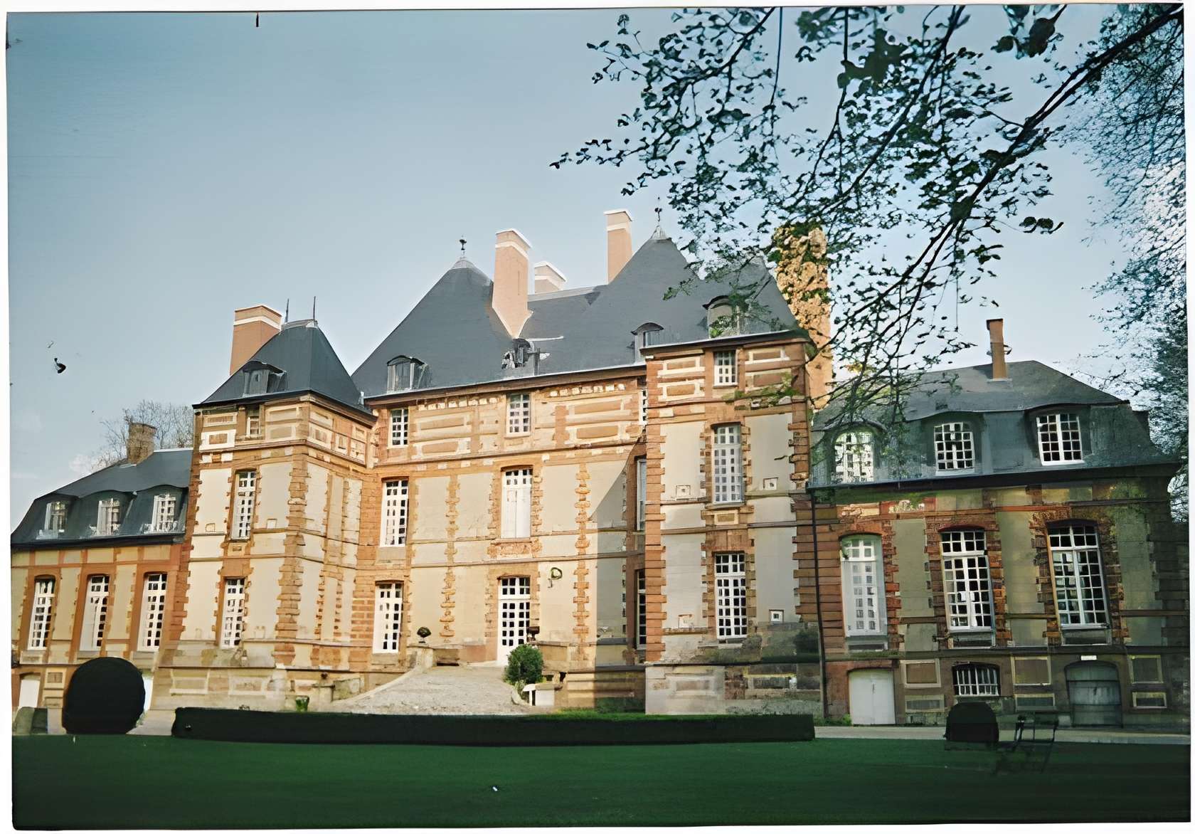 Musée des poupées de Fleury-la-Forêt Façade du château
