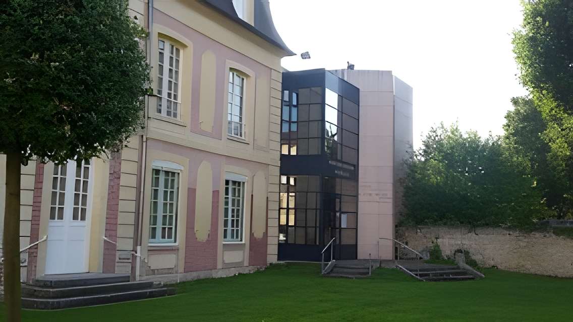 Musée d'art et d'histoire Louis-Senlecq de L'Isle-Adam extérieur du musée