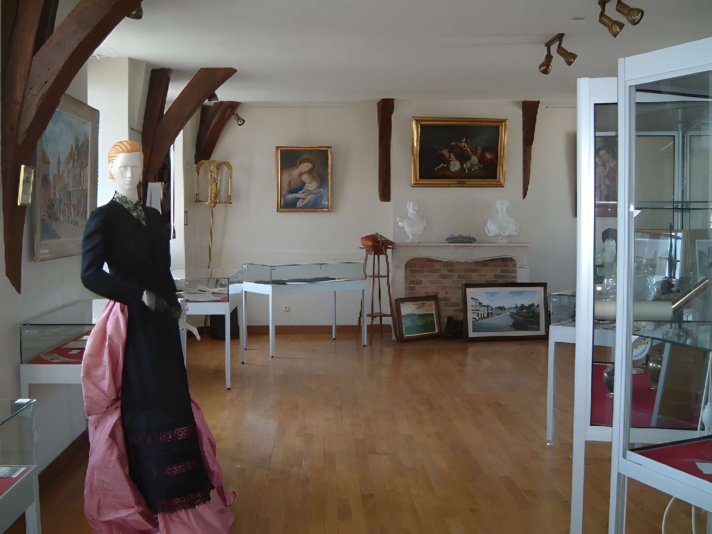 Musée Pierre Salvi à Viarmes intérieur du musée