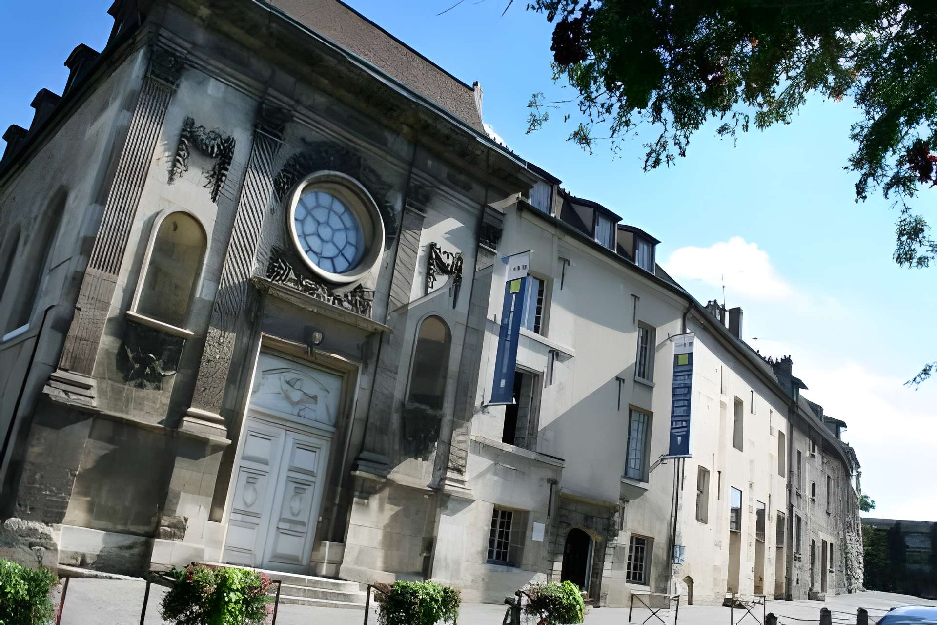 Musée de l'Hôtel-Dieu de Mantes-la-Jolie extérieur du musée