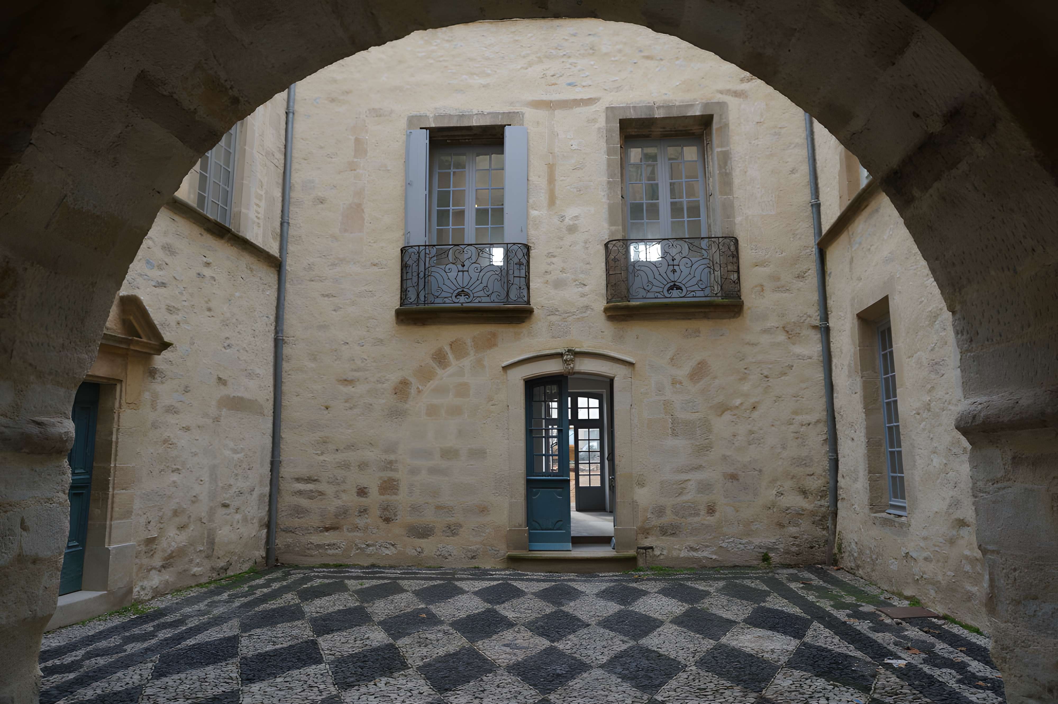 musee fleury a lodeve cour caladee