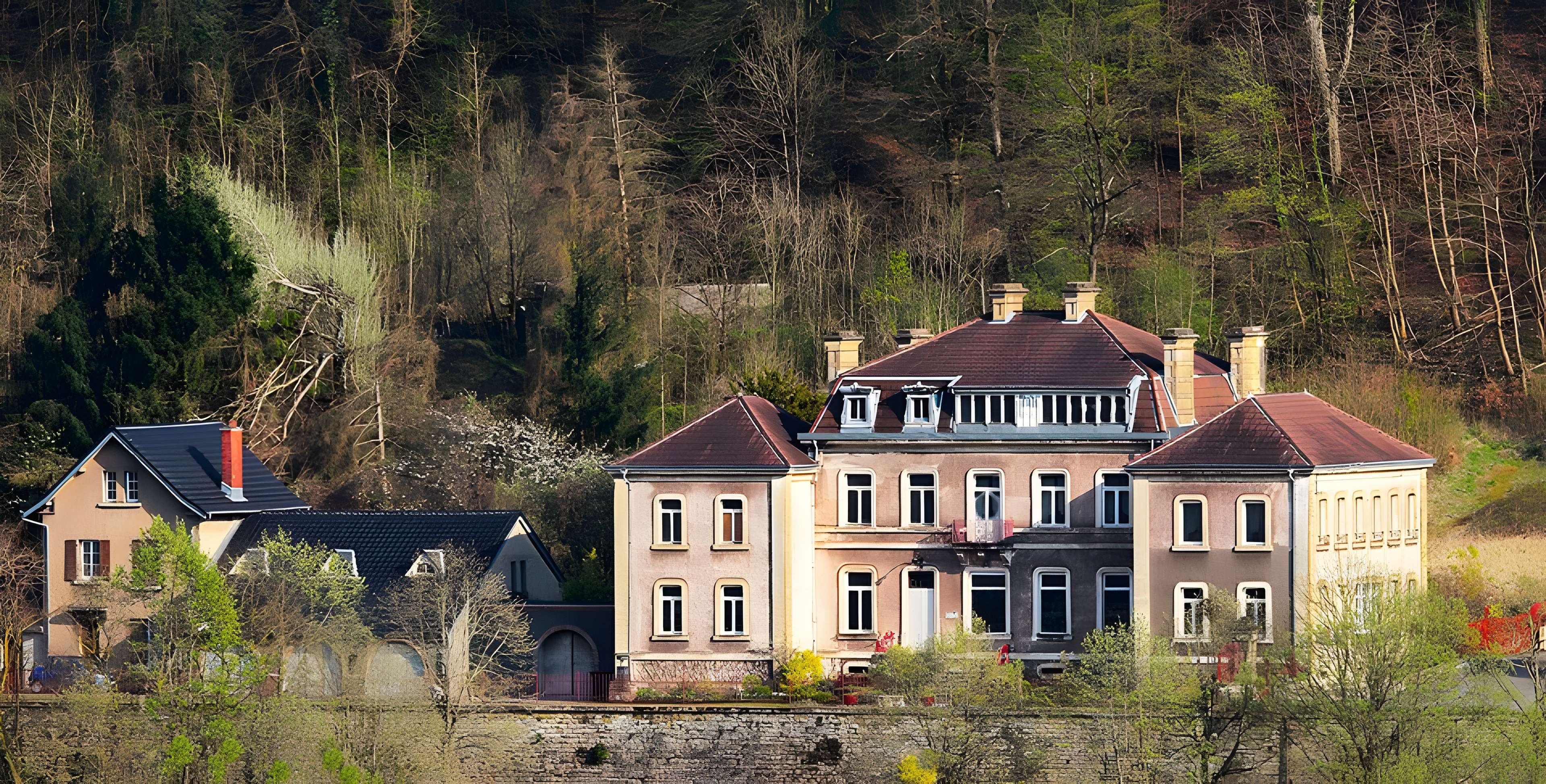 Musée municipal des émaux et faïences